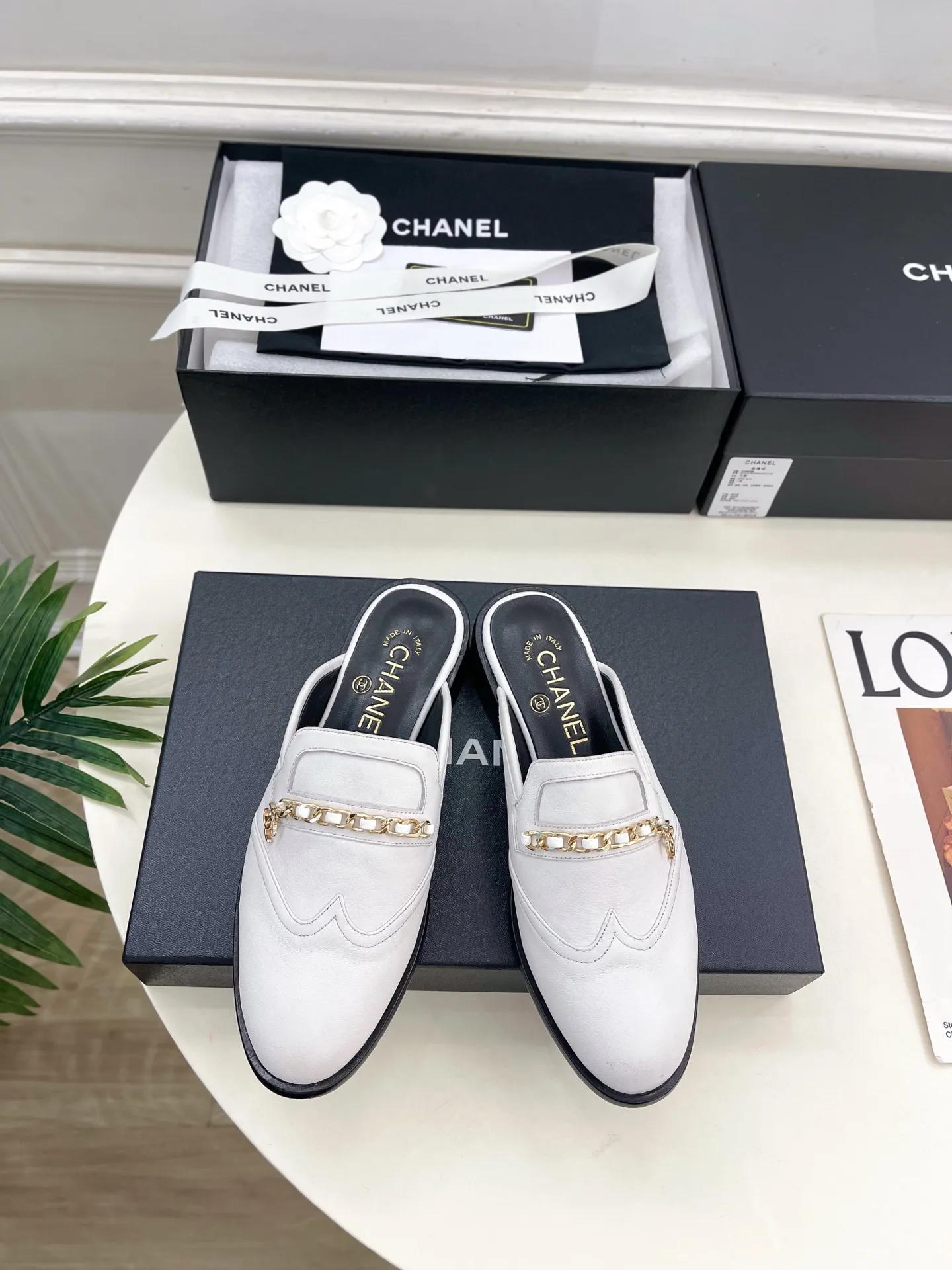 𝐂𝐇𝐀𝐍𝐄𝐋 | 小香 25𝐬𝐬 🦋2025秋冬新品 专柜经典走秀款 小香双C链条半拖乐福鞋 系列上新〰 🍬 BS时尚圈的绝绝子 搭配将演绎着细致 极简 永不褪去的经典元素 💋展现与众不同的穿搭风格美到无话可说 夏季必入款&hellip;&hellip; ━━━━━ ЅᏇєєt ━━━━━ ▪️鞋面：高定制原版小牛皮 ▪️内里：进口丝绸羊皮里 ▪️大底：原版意大利真皮大底 ▪️跟高：3.5cm ▪️鞋码: 35-39（40.41定制不退换） ▪出厂价：半拖💰280乐福鞋💰290