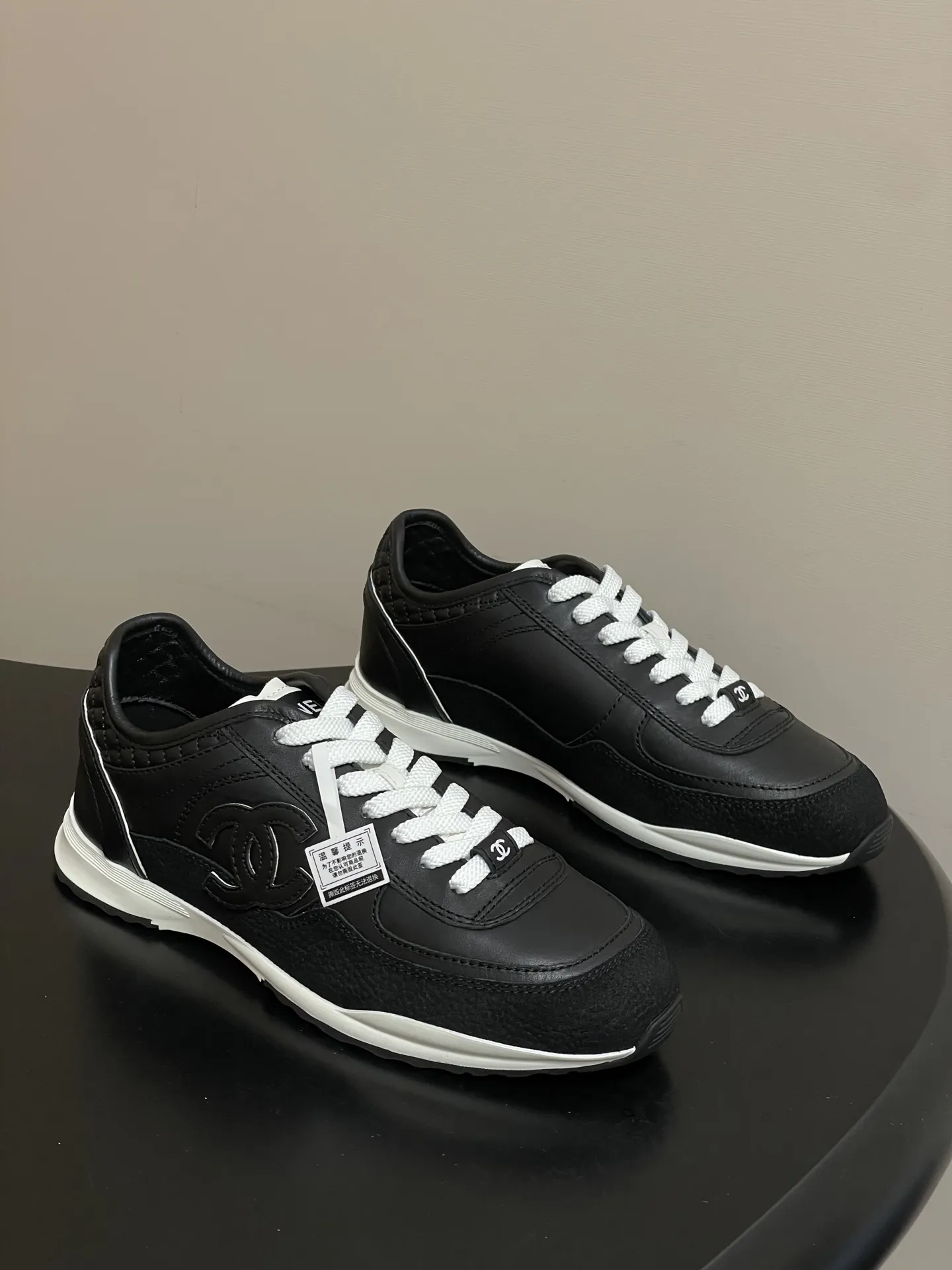 p380-莞产(配高档飞机盒✈️) Chanel 小香 25P德训鞋 经典大双C侧标休闲鞋黑白熊猫拼色系带运动鞋 简约的黑白熊猫配色,永不过时,微微尖的德训鞋头更显脚瘦,小牛皮面跟反绒材质的碰撞,时尚,非常上脚舒适!经典的黑白配色,真的是春夏穿搭的神器,跟上潮流的休闲运动,配色鞋型都很轻盈,透气又舒服,显白效果满满 而且版型比以前任何一款都更秀气出众!美丽的德训Nice shoes 鞋面:定制小牛皮 内里:小羊皮 鞋垫:透气环保鞋 鞋底:原版开模TPU组合大底 码数:35-39(40定做不退换)