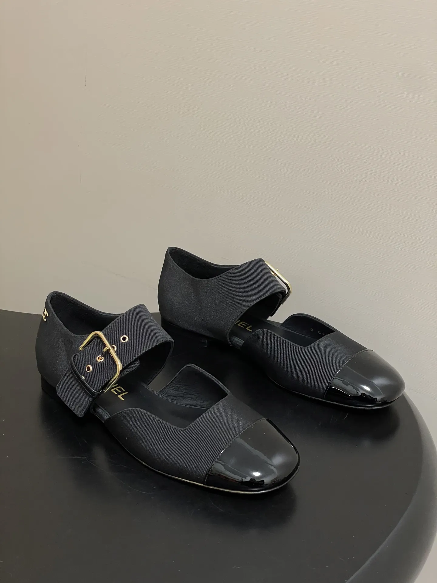 p270- 2026春夏新款Chanel小香26P 经典双拼色方头玛丽珍鞋皮带扣中空平底芭蕾舞单鞋 金属扣带设计,简约复古又时髦。平底舒适,日常通勤或休闲都能轻松驾驭。织物柔软,漆皮光泽感满满,细节精致,品牌感十足。玛丽珍鞋经典优雅,裙装裤装都能搭,轻松切换多种风格,是实用又百搭的时尚单品! 鞋面:定制罗纹缎/羊皮 内里垫脚:羊皮 鞋底:意大利真皮大底 码数:35-39(40.41定做不退换)