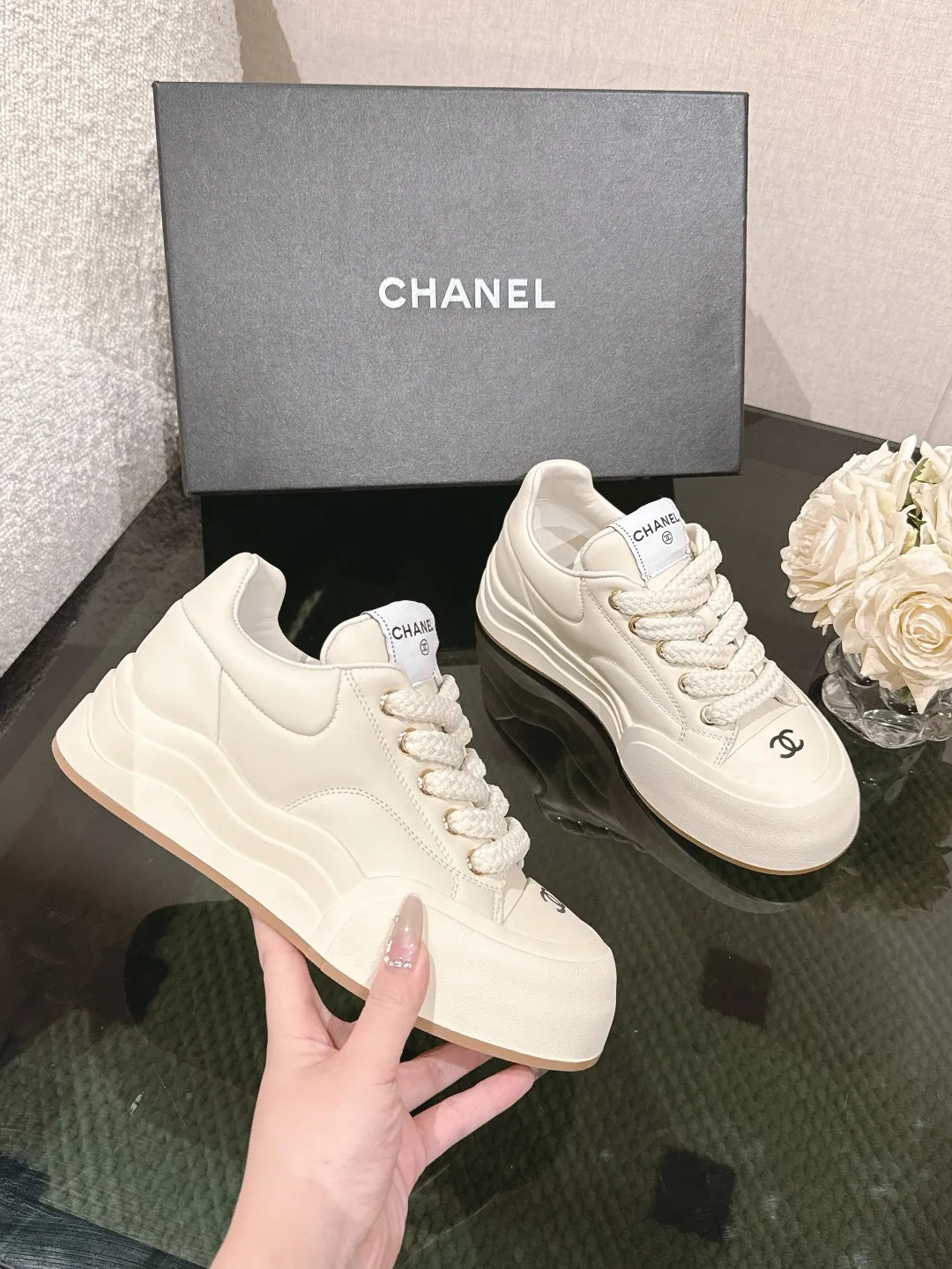 Chanel 25C 春夏专柜新款休闲运动鞋 天花板顶级品质[得意] 这款靴子真的是小个子福星，厚底5cma 更精致一点 ，显腿瘦，关键是上脚很舒服 鞋面：进口牛皮 内里：羊皮里 大底：正品开模tpu大底～跟高5cm Size：35-40（41订做不退换）单鞋P300