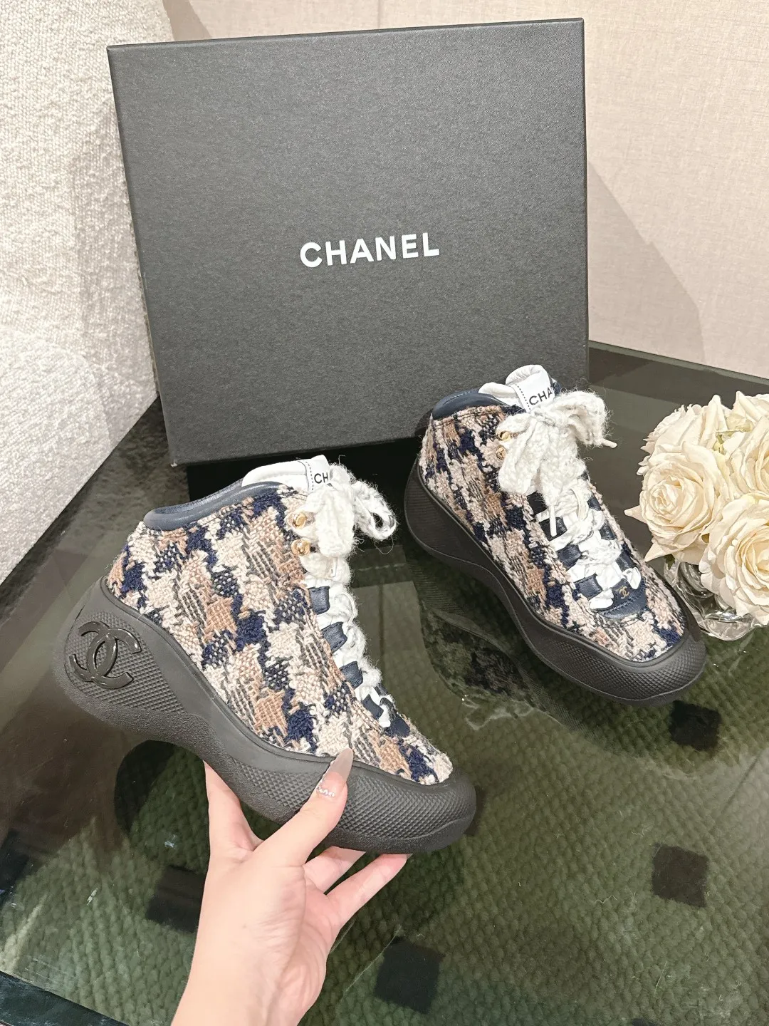 p300 Chanel 24K。秋冬火爆休闲鞋 秋冬宝藏时髦单品，必须要炫耀一下，专柜无敌火的一款，抵御冬日的寒冷定义冬季时尚，简直就是小香的灵魂，整个冬天可以天天穿，旅行滑雪🎿必备！ 正品12800专柜购回，经过原单的大拆卸，采用进口羊皮，内里都采用环保羊皮里，有正品细节图对比参照，所有细节、材质均与原单无差异，官方目录： 码数：35-40 41定做均配有顶级包装