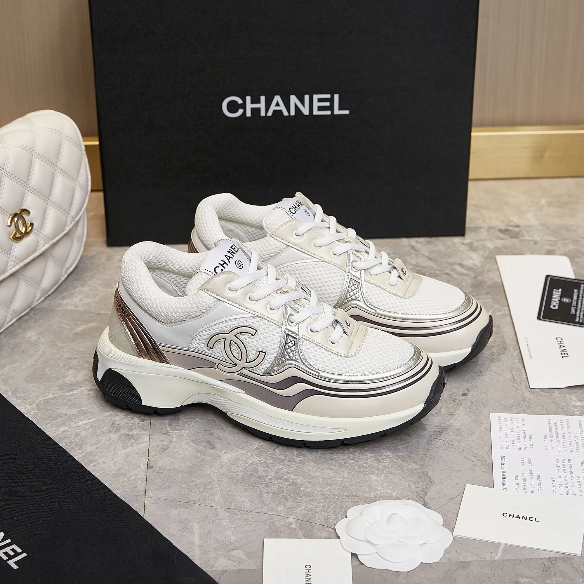 p290Chanel香奈儿——2023专柜顶级休闲款运动鞋 这款经典设计;鞋面多种工艺电绣的风格;大底却时尚运动;不平凡的拥入了多种配色元素…… 多元化混搭非常好看百搭,休闲,时尚,运动,户外都能兼顾…… ꫛꫀꪝ Go➫ 材料: ❶鞋面采用: 原版工艺制作+特殊布料 ❷内里采用: 原版进口透气网 ❸大底根据: 原版TPU组合大底 专柜精品包装全套男女35–46