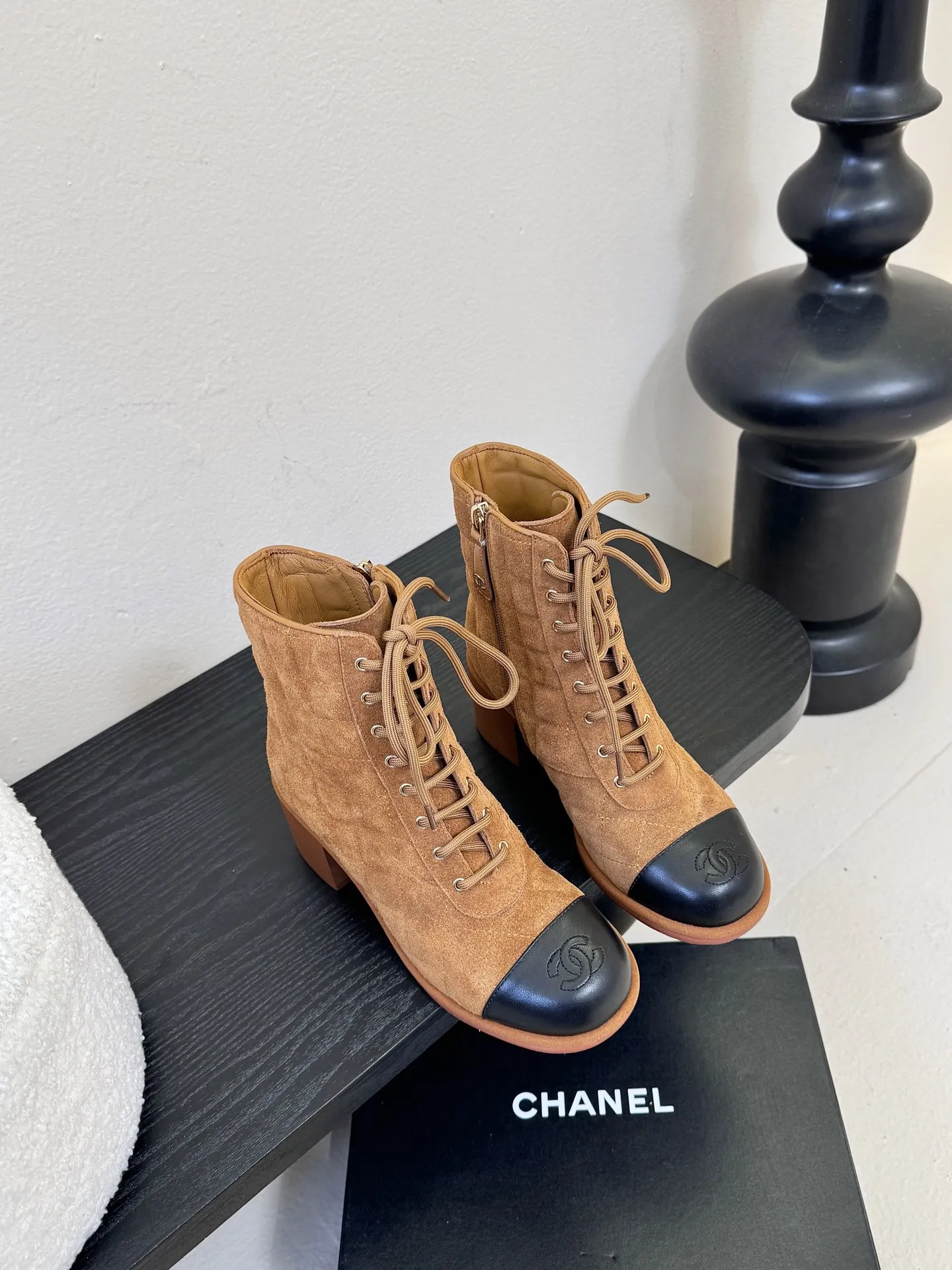 💰360 Chanel 香奈儿新款短靴‼️CHANEL官网同款， 香奈儿新款短靴，简约大方，此款时尚百搭脚感舒适， 鞋面：进口头层牛皮 内里：羊皮内里鞋底 真皮大底，跟高9cm 码数：35-39（40.41订做不退不换）