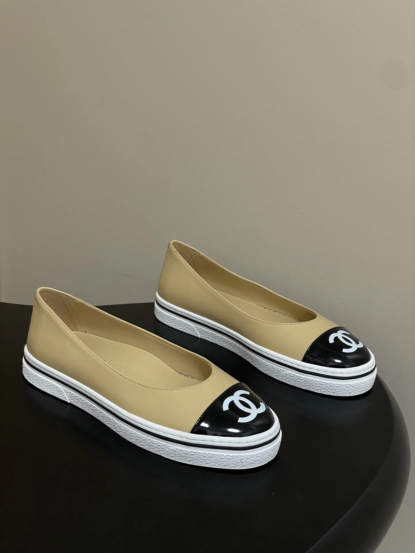 p250- 2026早春新款Chanel 小香26P 休闲玛丽珍奶奶鞋经典大双C logo拼色浅口单鞋 26P爆款果然名不虚传，又美又好穿，这波必须冲！ 第一眼看似普通 上脚效果直接拉满 完全超出预想 超美 超舒服 试穿直接被拿捏，脚感轻软到像踩在云朵上，走路不累、支撑感满分。 日常暴走都毫无压力，颜值与舒适度双在线的王炸款！ 经典配色 ➕双C 大Logo 随意一搭 高级感满满 设计师大胆的将休闲鞋底➕时装小单鞋的鞋面 完美融合在一起 保留了舒适的同时又将甜酷风演绎得淋漓尽致 随便一搭 立马跃升为时尚达人！ 鞋面：定制羊皮 内里垫脚：羊皮 鞋底：开模橡胶大底 码数：35-39（34.40.41.42定做不退换）