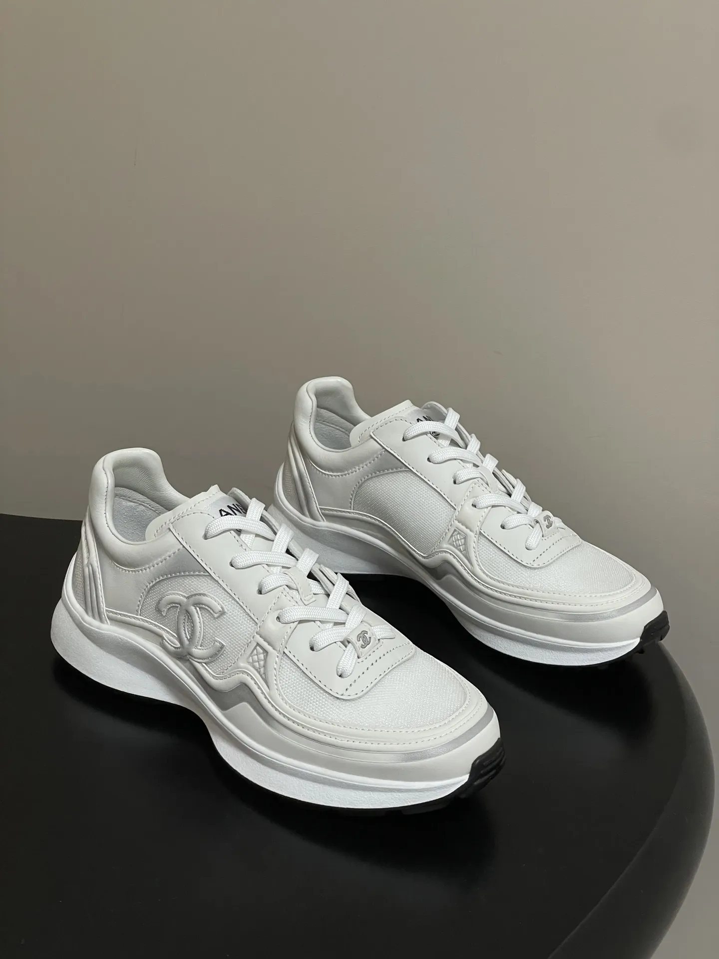 p380-莞产(配高档飞机盒✈️) Chanel 小香26C专柜早春秀款 断货王炸款! 最新🆕渐变双C网面运动鞋 白色透气网纱面休闲鞋厚底老爹鞋 Chanel的白色运动鞋是品牌的经典单品之一,以其优雅与舒适兼备的特点,深受全球时尚人士的喜爱。它们完美融合了香奈儿的标志性元素与运动休闲风,侧面镂空设计,双C Logo在鞋头或鞋侧。线条流畅,非常显脚瘦,百搭且舒适。优质皮革+经典双C Logo,简约又有辨识度。厚底设计,穿着舒适还能悄悄增高,日常通勤、逛街都超适合👟白色百搭,牛仔裤、裙装都能轻松驾驭,时尚又实用!26C系列延续香奈儿精致工艺,耐穿又时髦,是潮流爱好者必入单品 鞋面:定制小牛皮拼接网纱 内里垫脚:1:1科技面料保暖性透气性 鞋底:原版开模TPU组合大底(鞋底厚实有弹性,带有防滑齿纹) 码数:35-39(40定做不退换)