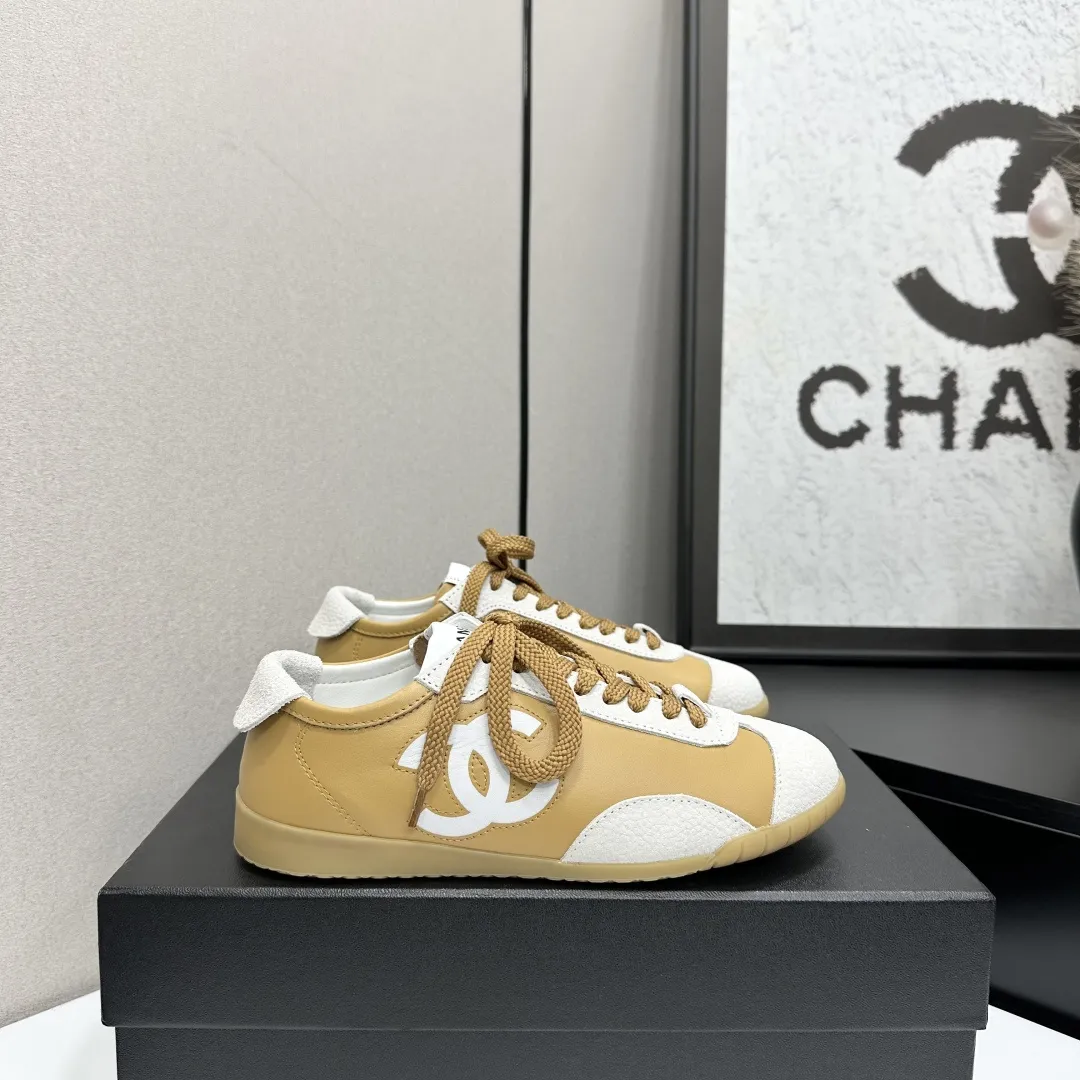 高版本 CHANEL香奈儿新款熊猫板鞋熊猫鞋 香奈儿2026ss火爆熊猫鞋🐼配色厚底休闲运动鞋板鞋 专柜同步 专柜非常火爆 非常难买的一款鞋 全网最火的厚底熊猫鞋 可想而知小香控不可错过的 颜值与舒适并存的 简约百搭小白鞋 厚底增高超级百搭,闭眼入😍谁穿谁好看 鞋面:特殊材质➕头层牛皮 内里:进口网里 大底:原版橡胶大底 码数: 35-40(41 定做 P270