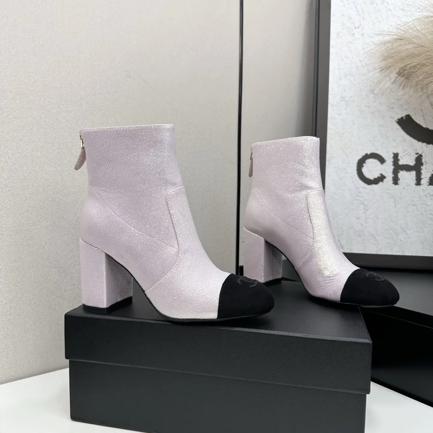 CHANEL香奈儿小香经典拼色粗跟后拉链短靴 这双靴子巧妙融合品牌标志性元素 以大胆而和谐的拼色设计 打破常规 鞋跟处精致的双C 低调奢华 彰显品牌底蕴 。 无论是搭配简约连衣裙展现优雅气质 还是与个性牛仔裤组合打造休闲时尚风 它都能轻松驾驭 为整体造型注入高级时尚感。 面料采用原版定制材质 内里垫脚均为羊皮 意大利进口真皮大底 size：35-39（40/41定制） P320