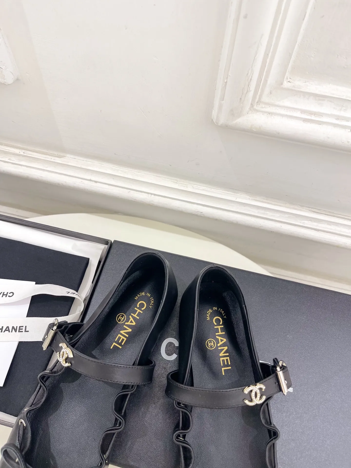 𝐂𝐇𝐀𝐍𝐄𝐋 | 小香 26𝐬𝐬 🦋2026春夏新品 小香双C褶皱蝴蝶结玛丽珍平底鞋 系列上新〰 🍬 BS时尚圈的绝绝子 搭配将演绎着细致 极简 永不褪去的经典元素 💋展现与众不同的穿搭风格美到无话可说 夏季必入款&hellip;&hellip; ━━━━━ ЅᏇєєt ━━━━━ ▪️鞋面：原版高定制小羊皮 ▪️内里：进口羊皮里 ▪️大底：原版进口真皮大底 ▪️跟高：平底 ▪️鞋码: 35-39（40.41定制不退换） ▪出厂价：💰270