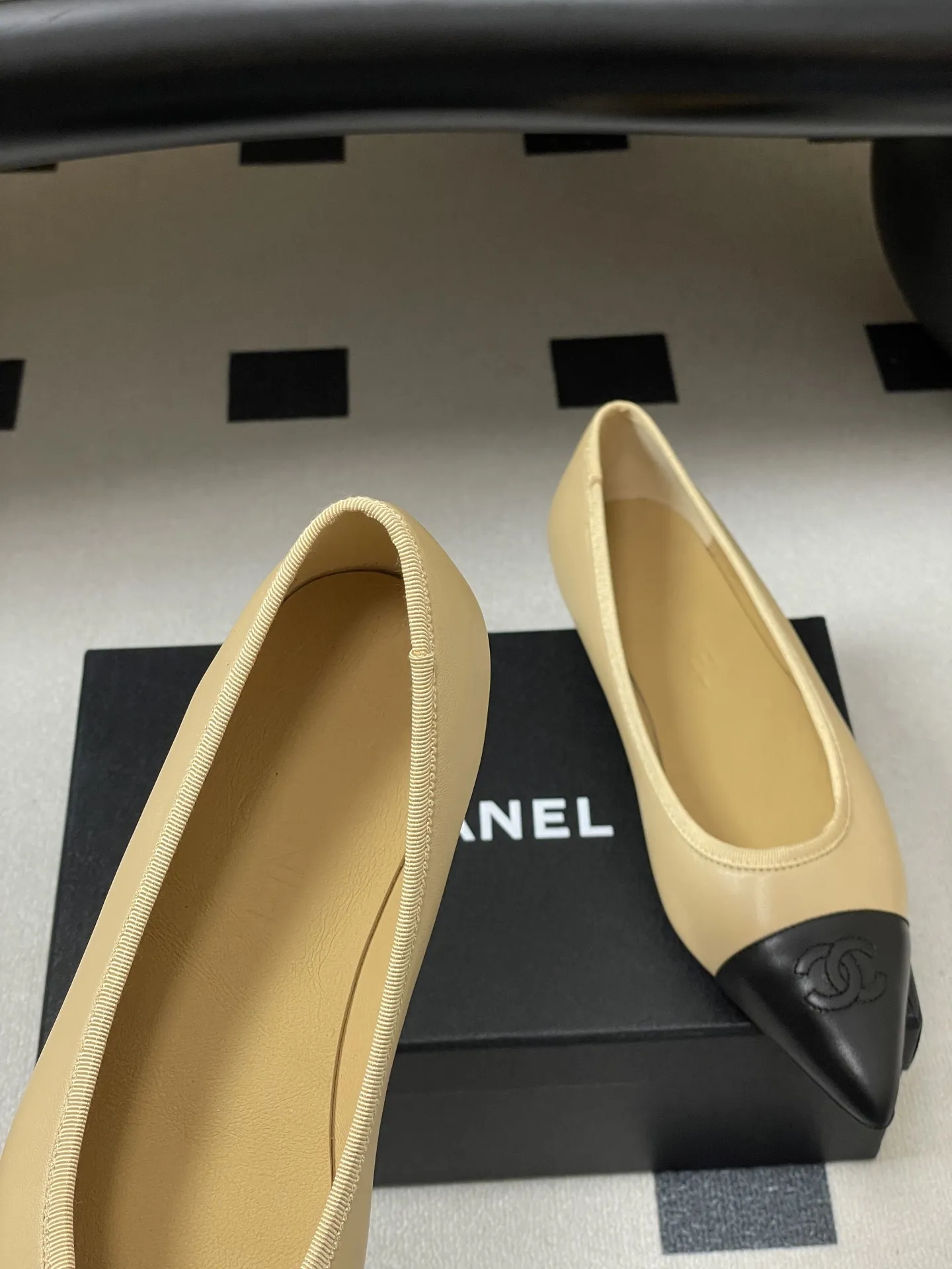 p270- 2026春夏新款Chanel小香26P尖头芭蕾舞鞋经典双拼色电绣双C平底单鞋 这款尖头有吸引到我 很喜欢鞋头的形状。以拼色美学重塑经典格调。细腻小羊皮与质感面料碰撞,撞色纹路勾勒出层次美感,复古与现代在此交融,标志性双C标识低调点缀鞋头,自带品牌辨识度与高级感。尖头设计微宽不挤脚,既拉长腿部线条显纤细,又兼顾行走舒适度,不管是搭配西装裤的职场通勤,还是配连衣裙的法式约会,都能以优雅姿态踏出每一步,成为造型中的点睛奢品! 鞋面:小羊皮 内里垫脚:羊皮 鞋底:意大利真皮大底 码数:35-39(40.41定做不退换)
