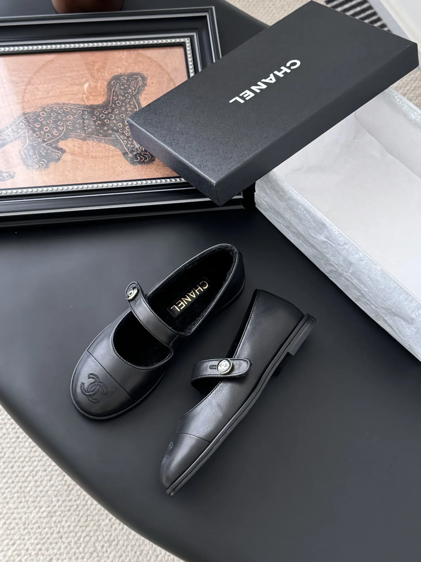 P 250 Chanel 25B秋冬新款毛茸茸玛丽珍单鞋 泰迪毛毛鞋 很舒服诶 美拉德棕色还是很适合秋冬的～ 鞋面麂皮/牛皮 内里皮毛一体 真皮大底 Size:35-39 其他码数定做