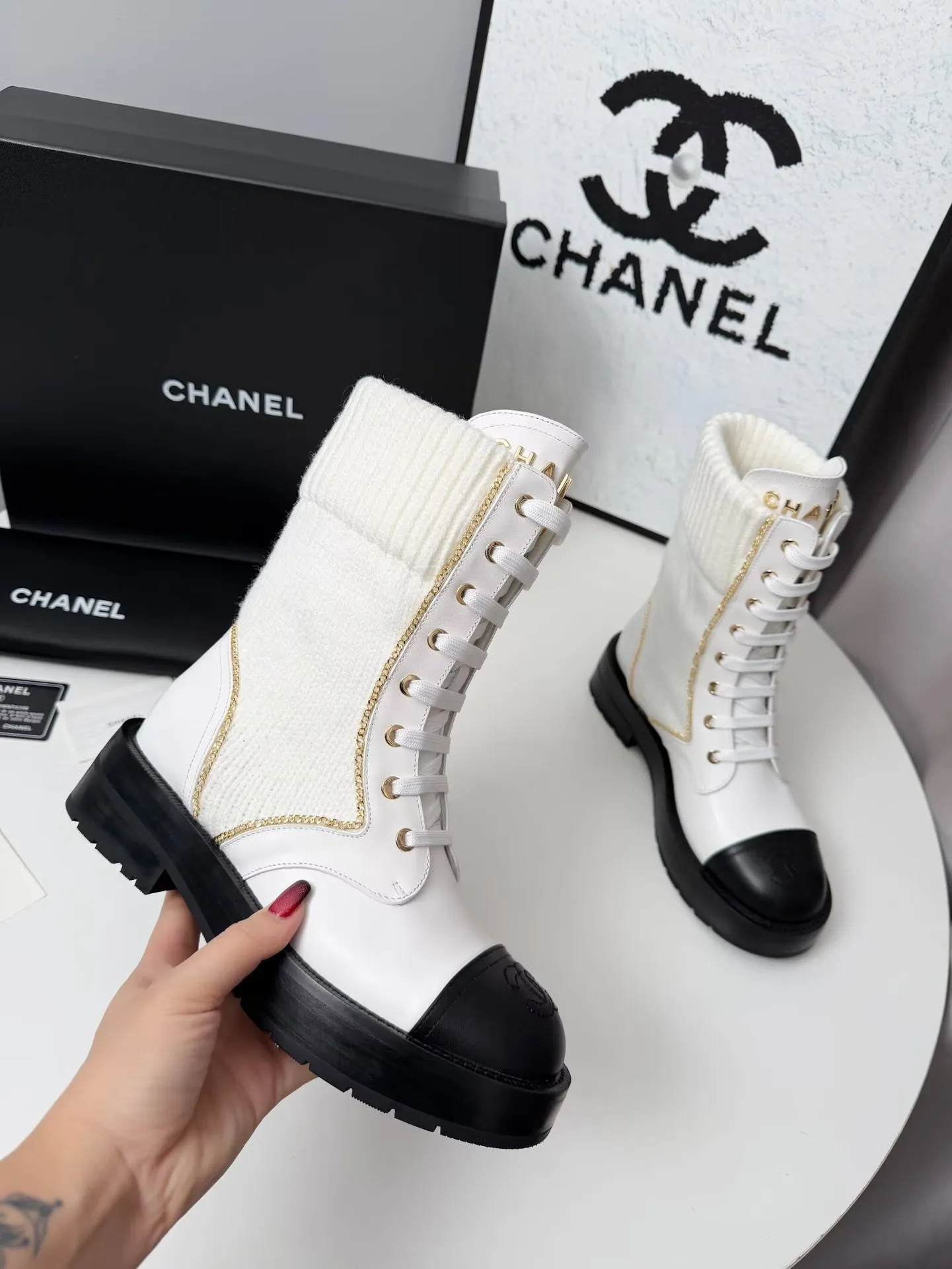 出厂价：330元 秋冬新款Chanel 香奈儿 踝靴原版开模✅ 绑带设计穿脱超级方便，鞋头Logo电绣 鞋舌也是金属品牌Logo 面料：牛皮 内里/垫脚：牛里 采用组合大底制作 颜色：黑色、蓝色、白色（5个版面任选） 码数：35&mdash;42（41、42头需定做） 包装：布袋 卡片