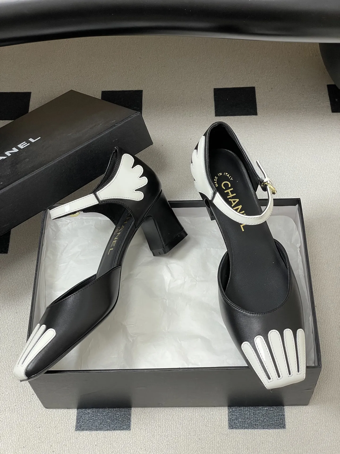 p290- 26ss春夏新款Chanel香奈儿 26a小香方头双拼色中空高跟凉鞋新颖条纹粗跟高跟单鞋 方头设计:优雅显瘦，拉长腿部线条粗条纹装饰:甜美可爱，增添女性魅力高跟设计:显高显瘦，展现优雅气质百搭耐看，适合各种场合 搭配职业装，展现职场女性的优雅与干练搭配晚礼服，成为全场焦点 搭配连衣裙，展现浪漫柔美的一面搭配牛仔裤，轻松驾驭休闲风格 无论是日常通勤还是参加派对，它都能让你轻松应对，展现优雅气质 鞋面：羊皮/牛漆皮 内里垫脚：羊皮 跟高：6cm 鞋底：意大利真皮大底 码数：35-39（40.41定做不退换）