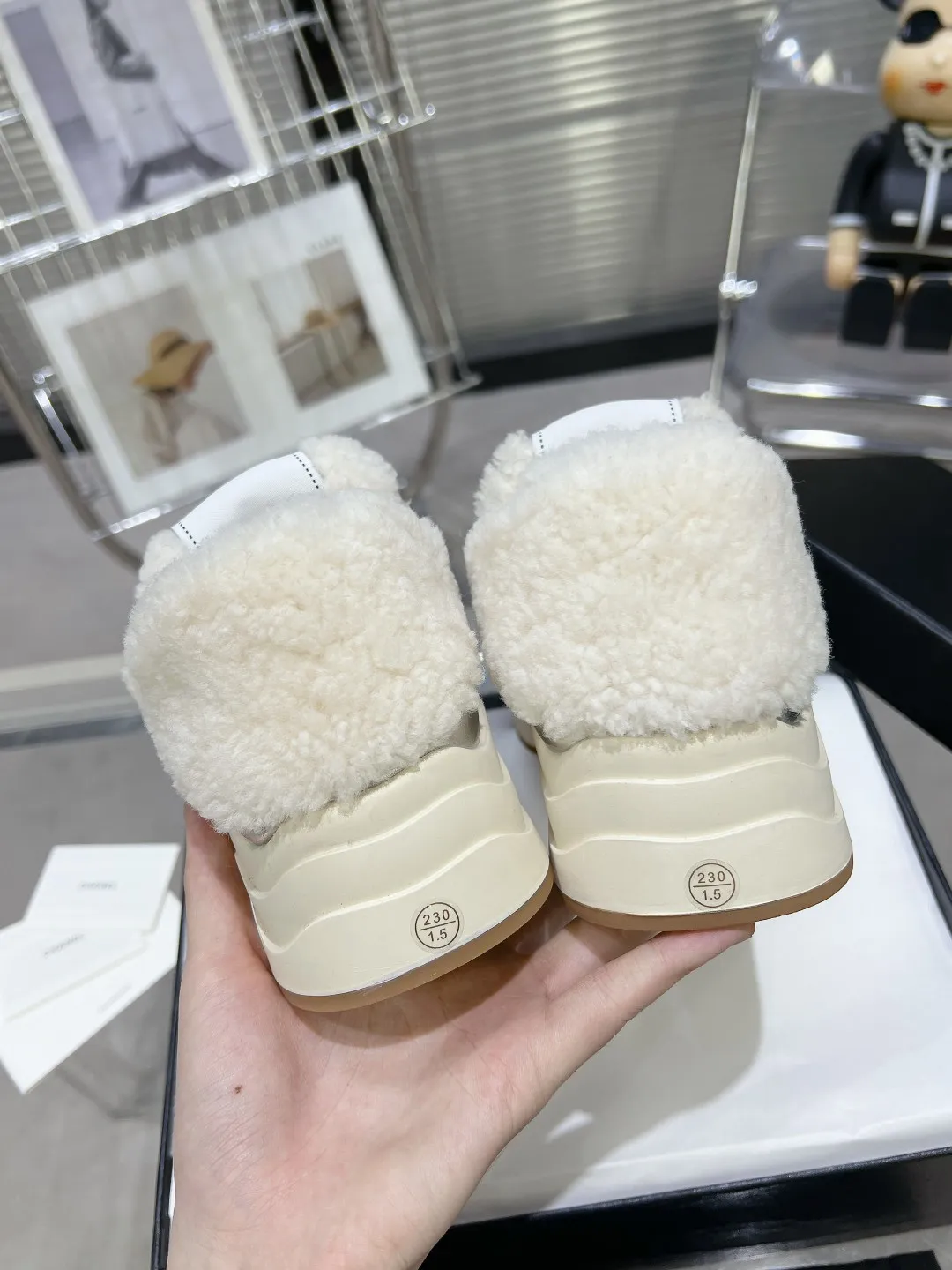 Chanel 25C 秋冬专柜新款马丁靴 天花板顶级品质[得意] 这款靴子真的是小个子福星，厚底5cma 更精致一点 ，显腿瘦，关键是上脚很舒服 鞋面：进口牛皮 内里：羊毛里 大底：正品开模tpu大底～跟高5cm Size：35-40（41订做不退换）P290