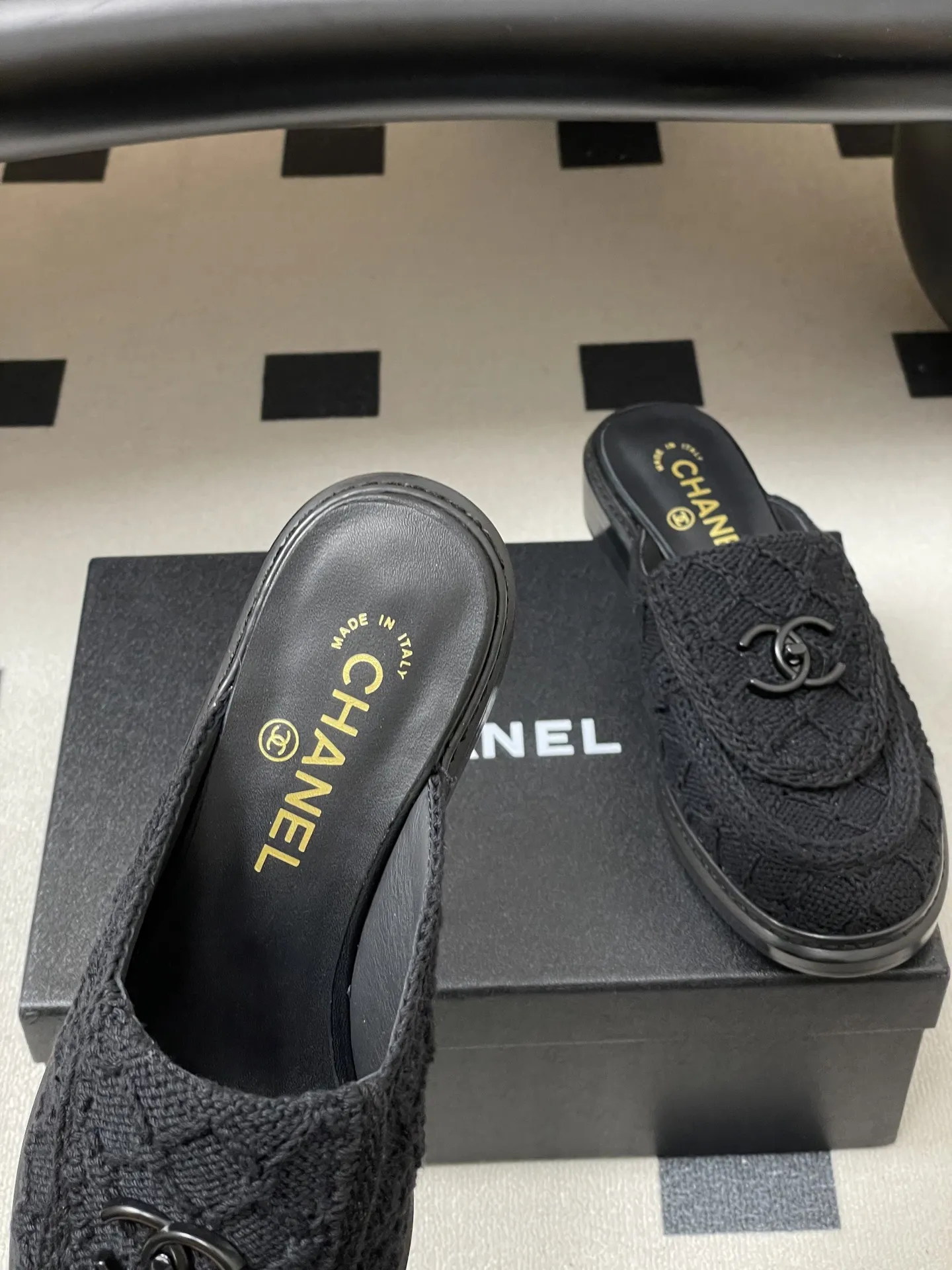 p270- 26Fw春夏新款Chanel香奈儿度假风小香针织刺绣经典双C logo包头半拖凉拖鞋经典书包扣翻盖菱格穆勒鞋 鞋面装饰双C扣标志，是小香的经典设计符号，兼具精致感与品牌辨识度。编织穆勒鞋，经典无后跟设计，编织鞋面+双C Logo，品牌感满满！简约大气，百搭不挑人。春夏季节搭裙装或休闲裤都很出彩，轻松切换多种风格，时髦又实用～ 鞋面：混种羊皮/针织棉线 内里垫脚：羊皮 鞋底：意大利真皮大底 码数：35-39（40.41定做不退换）