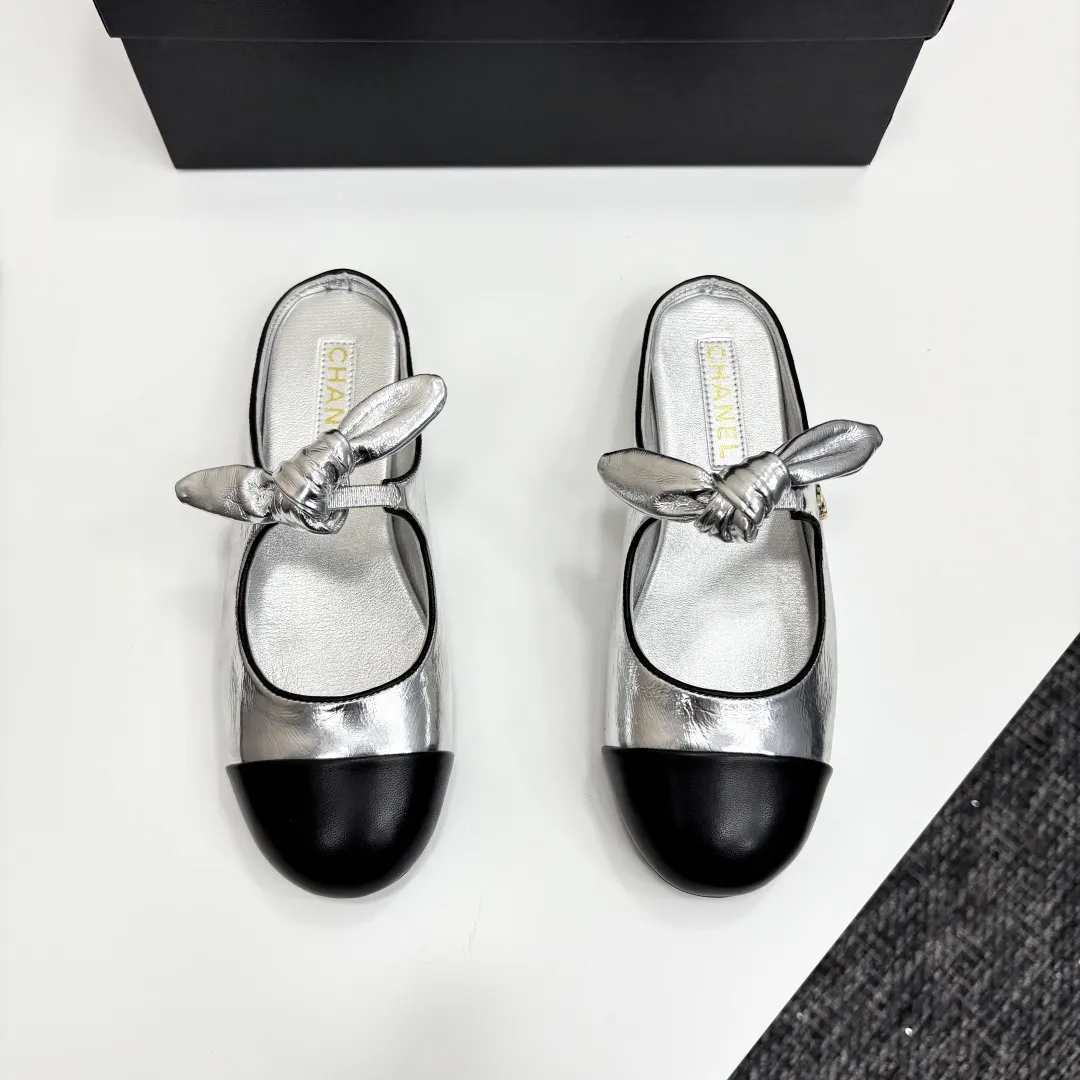 Chanel 25C早春玛丽珍单鞋系列 这一季的鞋子都很棒耶！ 纯黑色玛丽珍上脚很舒服鞋面皮质也很软，不用担心会磨脚。兔耳朵也好可爱，黑白拼色和黑色布面都很好看。 鞋面牛皮 内里羊皮 真皮大底 Size:35-39 40/41订做 P240