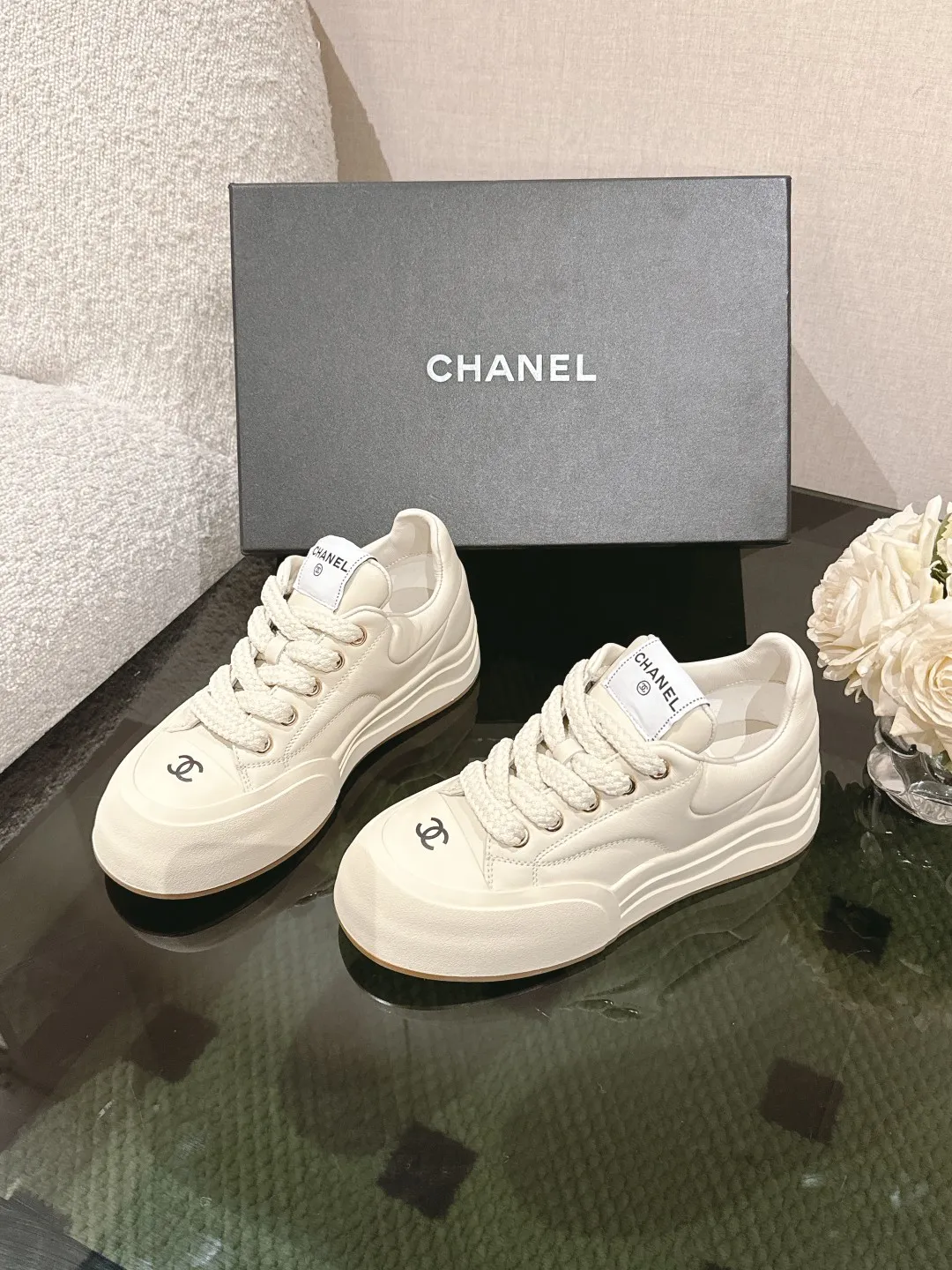 Chanel 25C 春夏专柜新款休闲运动鞋 天花板顶级品质[得意] 这款靴子真的是小个子福星，厚底5cma 更精致一点 ，显腿瘦，关键是上脚很舒服 鞋面：进口牛皮 内里：羊皮里 大底：正品开模tpu大底～跟高5cm Size：35-40（41订做不退换）单鞋P300