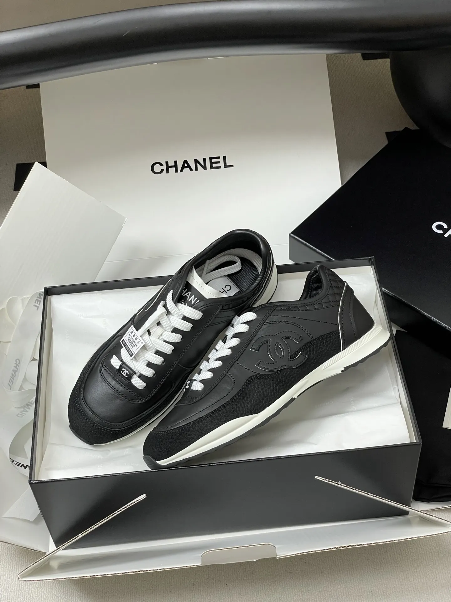 p380-莞产(配高档飞机盒✈️) Chanel 小香 25P德训鞋 经典大双C侧标休闲鞋黑白熊猫拼色系带运动鞋 简约的黑白熊猫配色,永不过时,微微尖的德训鞋头更显脚瘦,小牛皮面跟反绒材质的碰撞,时尚,非常上脚舒适!经典的黑白配色,真的是春夏穿搭的神器,跟上潮流的休闲运动,配色鞋型都很轻盈,透气又舒服,显白效果满满 而且版型比以前任何一款都更秀气出众!美丽的德训Nice shoes 鞋面:定制小牛皮 内里:小羊皮 鞋垫:透气环保鞋 鞋底:原版开模TPU组合大底 码数:35-39(40定做不退换)