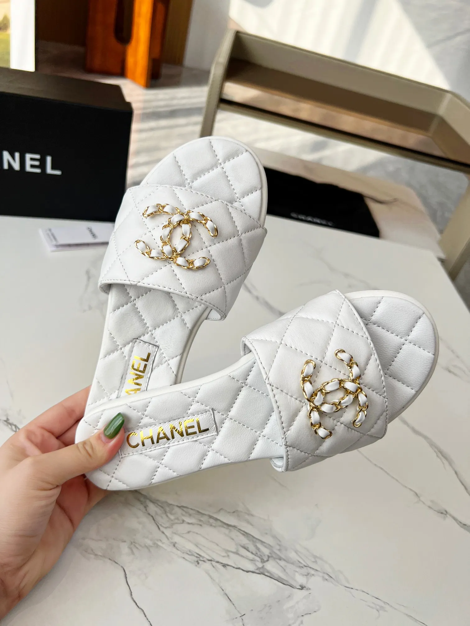 CHANEL2023小香新款经典拖鞋👡 👄原版1:1开模双C logo🧡散发持久魅力小香凉鞋👡生动知性优雅👥衬托出女性独有的美丽👩🦰 面料:羊皮 内里:进口羊皮 垫脚:羊皮,大底:橡胶大底(真皮大底) 颜色:黑色/杏色 /白色,码数:35-40(41-41定制不退不换) 出厂价:真皮大底210,橡胶底170