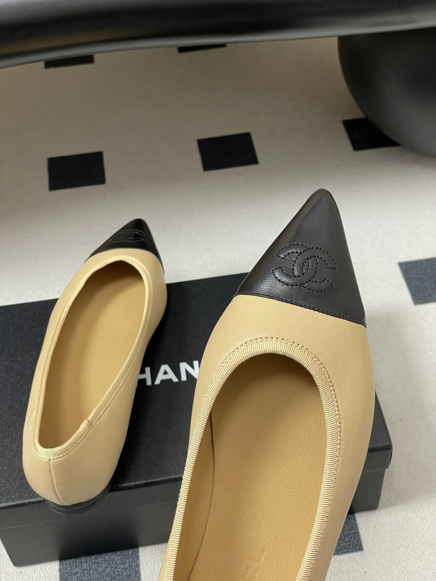 p270- 2026春夏新款Chanel小香26P尖头芭蕾舞鞋经典双拼色电绣双C平底单鞋 这款尖头有吸引到我 很喜欢鞋头的形状。以拼色美学重塑经典格调。细腻小羊皮与质感面料碰撞，撞色纹路勾勒出层次美感，复古与现代在此交融，标志性双C标识低调点缀鞋头，自带品牌辨识度与高级感。尖头设计微宽不挤脚，既拉长腿部线条显纤细，又兼顾行走舒适度，不管是搭配西装裤的职场通勤，还是配连衣裙的法式约会，都能以优雅姿态踏出每一步，成为造型中的点睛奢品！ 鞋面：小羊皮 内里垫脚：羊皮 鞋底：意大利真皮大底 码数：35-39（40.41定做不退换）