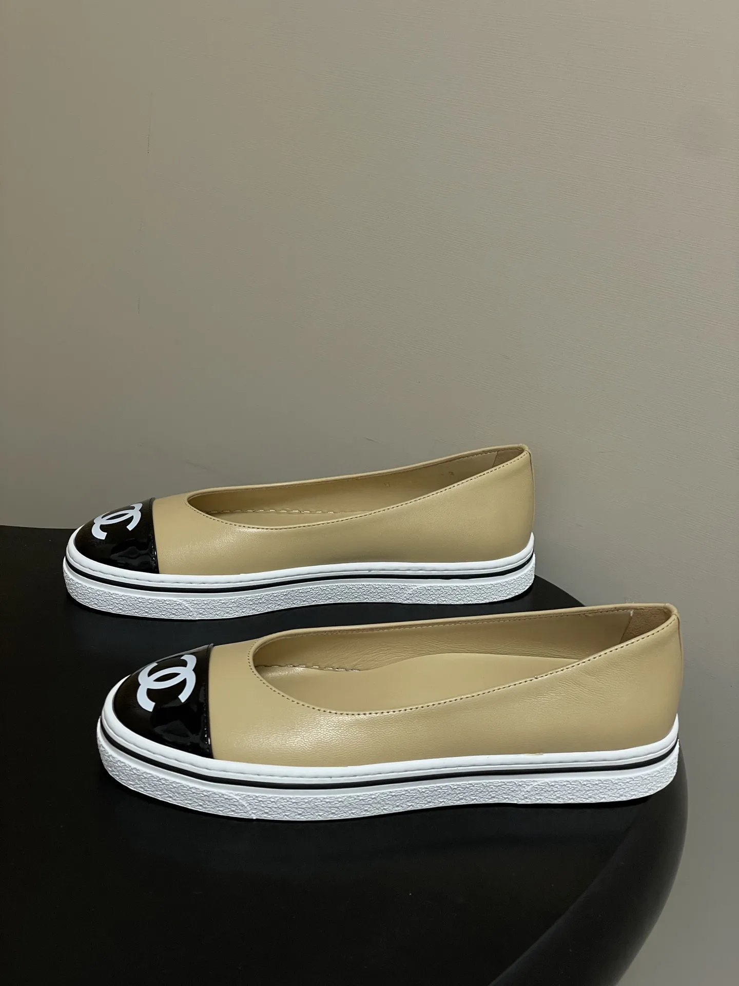 p250- 2026早春新款Chanel 小香26P 休闲玛丽珍奶奶鞋经典大双C logo拼色浅口单鞋 26P爆款果然名不虚传，又美又好穿，这波必须冲！ 第一眼看似普通 上脚效果直接拉满 完全超出预想 超美 超舒服 试穿直接被拿捏，脚感轻软到像踩在云朵上，走路不累、支撑感满分。 日常暴走都毫无压力，颜值与舒适度双在线的王炸款！ 经典配色 ➕双C 大Logo 随意一搭 高级感满满 设计师大胆的将休闲鞋底➕时装小单鞋的鞋面 完美融合在一起 保留了舒适的同时又将甜酷风演绎得淋漓尽致 随便一搭 立马跃升为时尚达人！ 鞋面：定制羊皮 内里垫脚：羊皮 鞋底：开模橡胶大底 码数：35-39（34.40.41.42定做不退换）