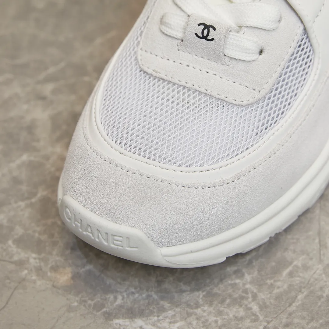 p240 Chanel香奈儿&mdash;&mdash;2022专柜顶级休闲款运动鞋 这款经典设计；鞋面多种工艺电绣的风格；大底却时尚运动；不平凡的拥入了多种配色元素&hellip;&hellip; 多元化混搭非常好看百搭，休闲，时尚，运动，户外都能兼顾&hellip;&hellip; ꫛꫀꪝ Go➫ 材料： ❶鞋面采用： 原版进口高丝光牛反绒+进口透气网 ❷内里采用： 原版进口透气网 ❸大底根据： 原版TPU组合大底 专柜精品包装全套女35&ndash;41 男38-46