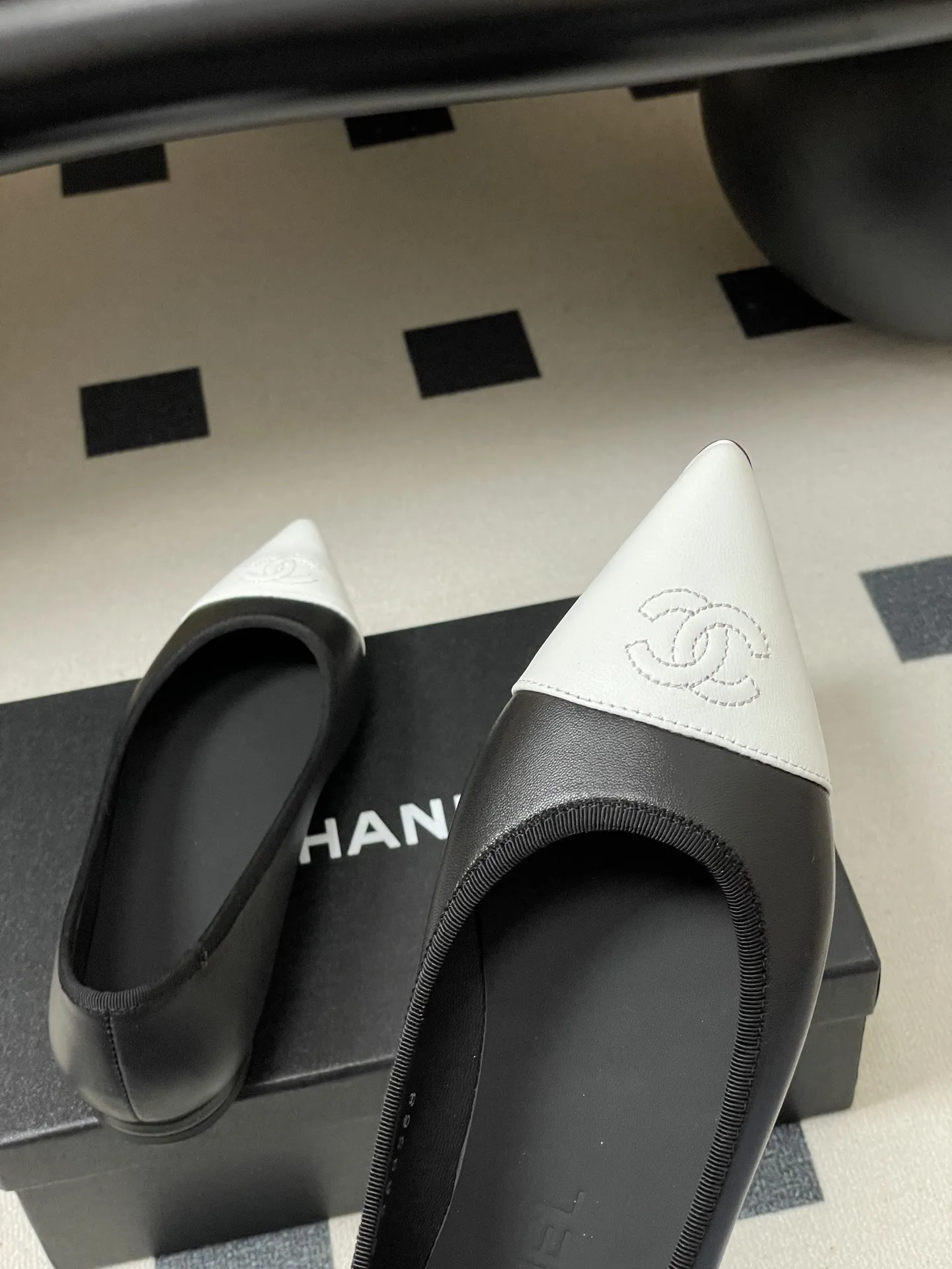 p270- 2026春夏新款Chanel小香26P尖头芭蕾舞鞋经典双拼色电绣双C平底单鞋 这款尖头有吸引到我 很喜欢鞋头的形状。以拼色美学重塑经典格调。细腻小羊皮与质感面料碰撞,撞色纹路勾勒出层次美感,复古与现代在此交融,标志性双C标识低调点缀鞋头,自带品牌辨识度与高级感。尖头设计微宽不挤脚,既拉长腿部线条显纤细,又兼顾行走舒适度,不管是搭配西装裤的职场通勤,还是配连衣裙的法式约会,都能以优雅姿态踏出每一步,成为造型中的点睛奢品! 鞋面:小羊皮 内里垫脚:羊皮 鞋底:意大利真皮大底 码数:35-39(40.41定做不退换)