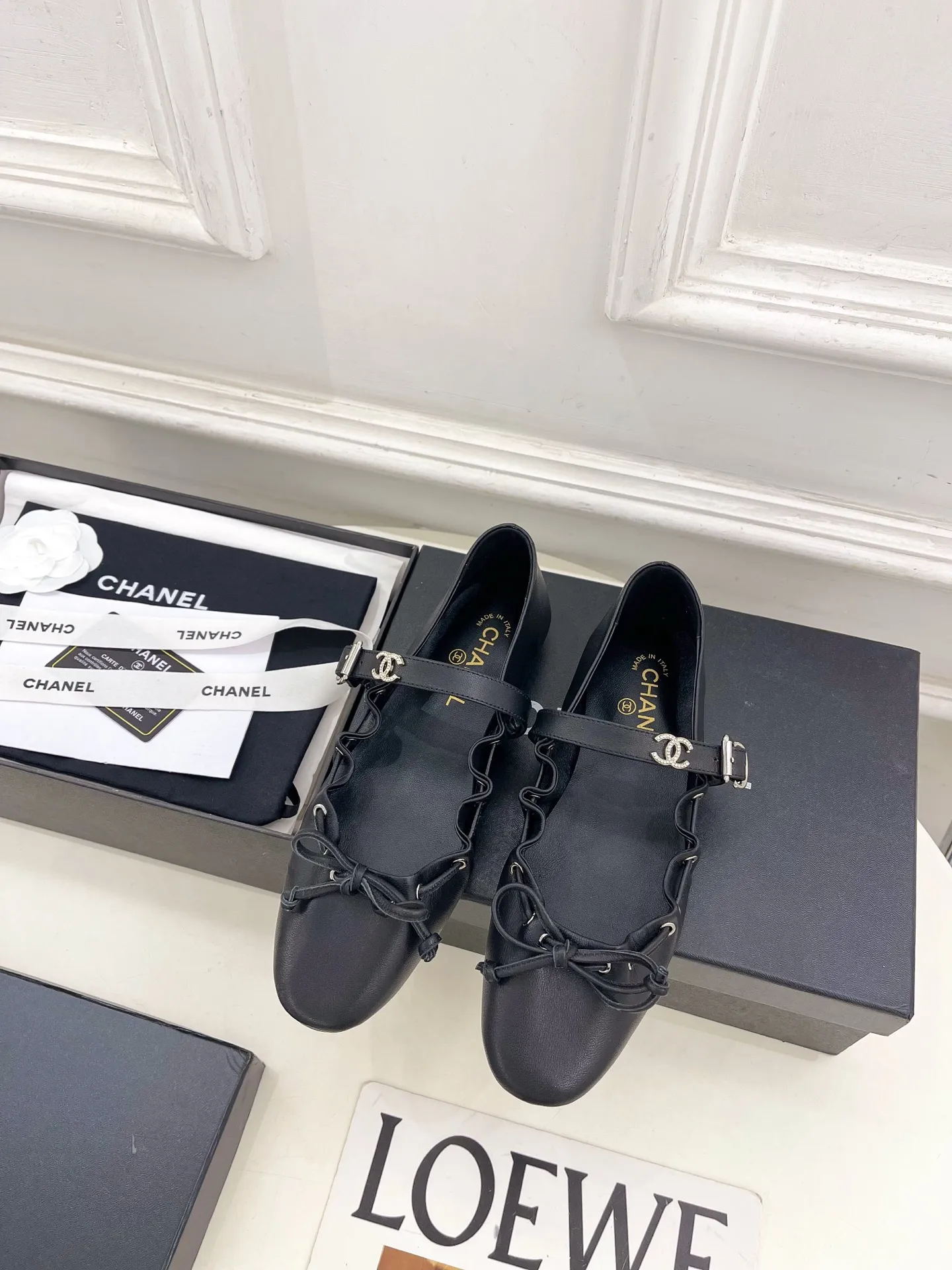 𝐂𝐇𝐀𝐍𝐄𝐋 | 小香 26𝐬𝐬 🦋2026春夏新品 小香双C褶皱蝴蝶结玛丽珍平底鞋 系列上新〰 🍬 BS时尚圈的绝绝子 搭配将演绎着细致 极简 永不褪去的经典元素 💋展现与众不同的穿搭风格美到无话可说 夏季必入款&hellip;&hellip; ━━━━━ ЅᏇєєt ━━━━━ ▪️鞋面：原版高定制小羊皮 ▪️内里：进口羊皮里 ▪️大底：原版进口真皮大底 ▪️跟高：平底 ▪️鞋码: 35-39（40.41定制不退换） ▪出厂价：💰270