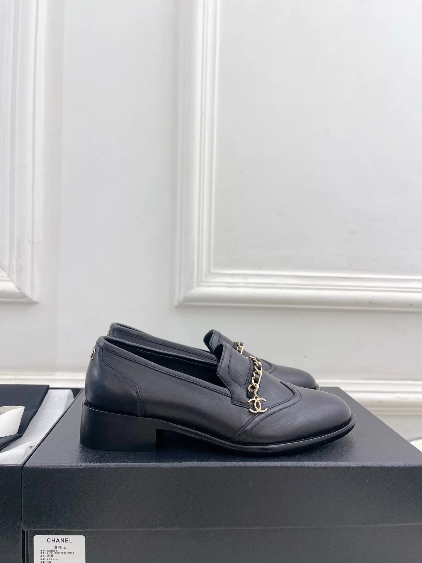 𝐂𝐇𝐀𝐍𝐄𝐋 | 小香 25𝐬𝐬 🦋2025秋冬新品 专柜经典走秀款 小香双C链条半拖乐福鞋 系列上新〰 🍬 BS时尚圈的绝绝子 搭配将演绎着细致 极简 永不褪去的经典元素 💋展现与众不同的穿搭风格美到无话可说 夏季必入款&hellip;&hellip; ━━━━━ ЅᏇєєt ━━━━━ ▪️鞋面：高定制原版小牛皮 ▪️内里：进口丝绸羊皮里 ▪️大底：原版意大利真皮大底 ▪️跟高：3.5cm ▪️鞋码: 35-39（40.41定制不退换） ▪出厂价：半拖💰280、乐福鞋💰290