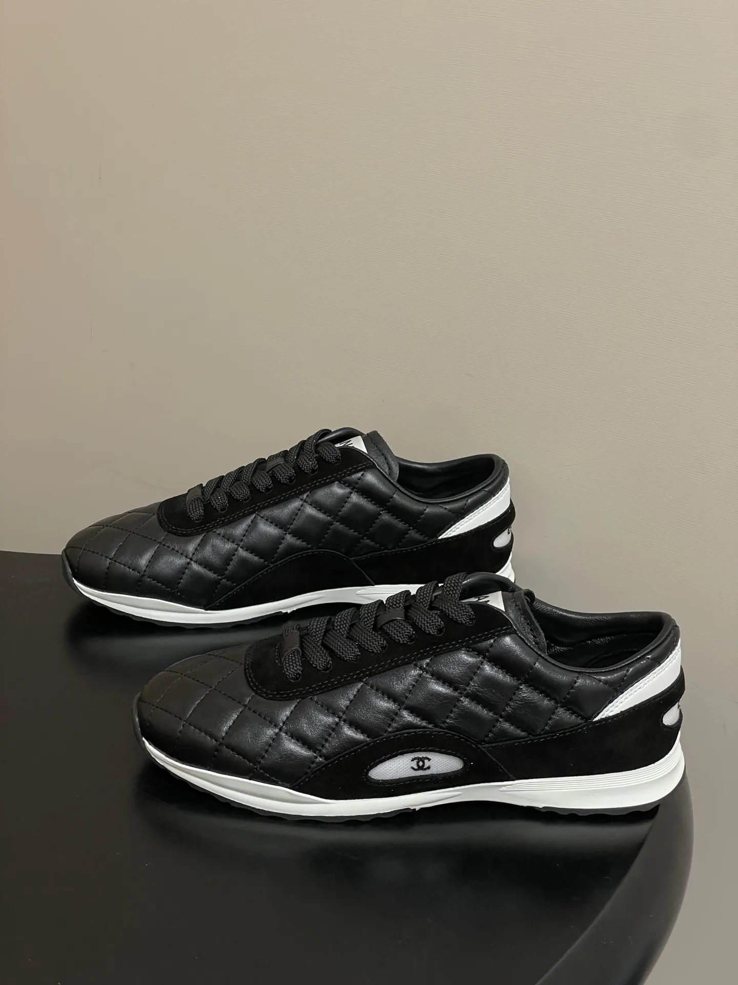 p370-莞产（配高档飞机盒✈️） Chanel 小香 26C早春新款经典菱格系带运动鞋双C微标德训鞋休闲小白鞋 26c菱格运动鞋混搭神器Chanel Sneaker菱格纹绗缝设计，这是香奈儿最经典的标志之一 鞋面堪称点睛之笔，羊皮菱格纹肌理极具质感，羊皮材质打造的菱格颗粒饱满立体，每一个菱格的纹路都充盈且富有弹性，手触上去能清晰感受到皮革的软糯与菱格的挺括，经典的绗缝工艺让菱格的轮廓线条利落又圆润，再搭配鞋侧低调的双C标识，既保留了香奈儿标志性的优雅！ 鞋面：定制小羊皮/牛反绒 内里：小羊皮 鞋垫：透气环保网布 鞋底：原版开模双色TPU组合大底 码数：35-39（40定做不退换）