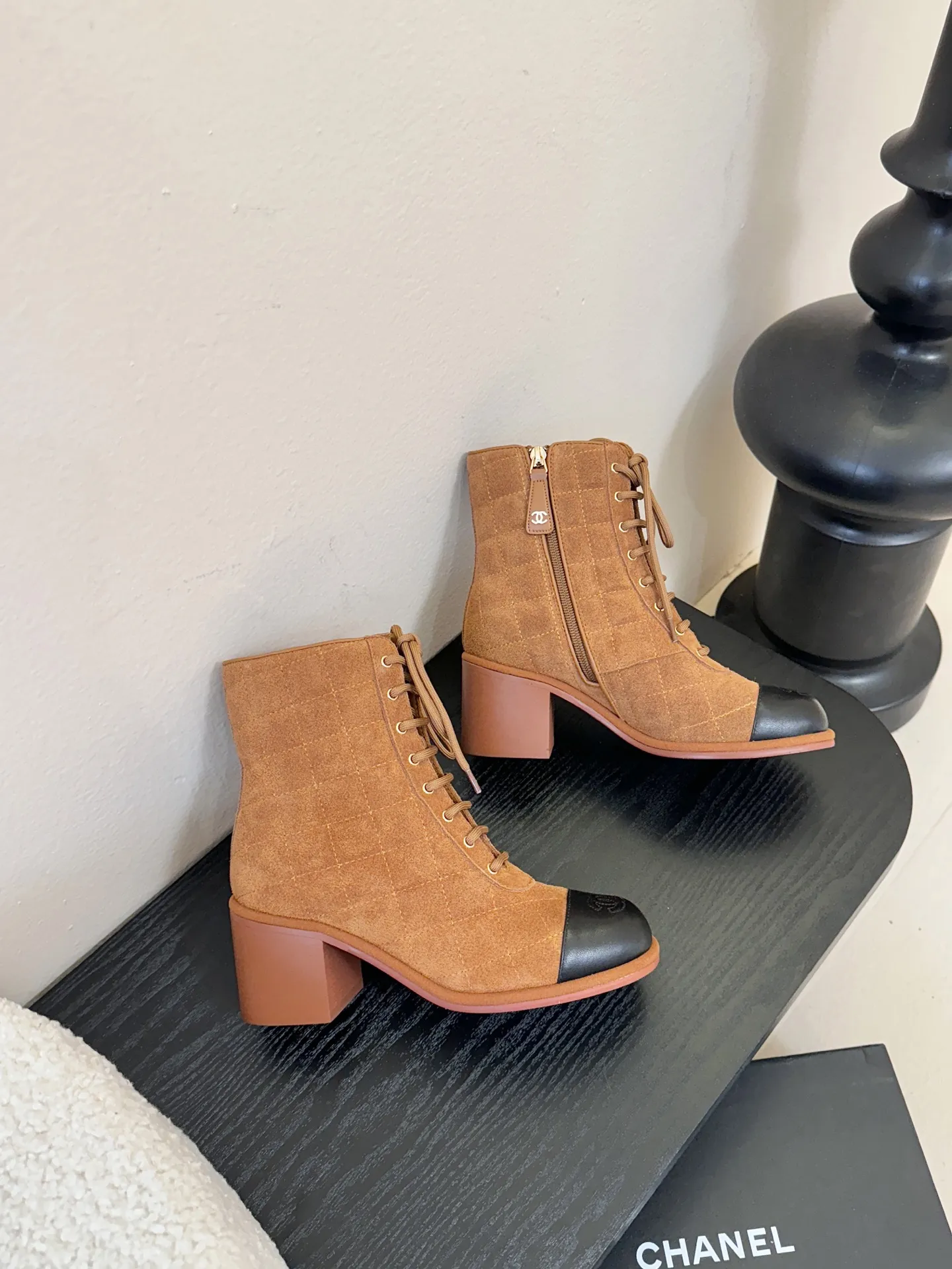 💰360 Chanel 香奈儿新款短靴‼️CHANEL官网同款, 香奈儿新款短靴,简约大方,此款时尚百搭脚感舒适, 鞋面:进口头层牛皮 内里:羊皮内里鞋底 真皮大底,跟高9cm 码数:35-39(40.41订做不退不换)