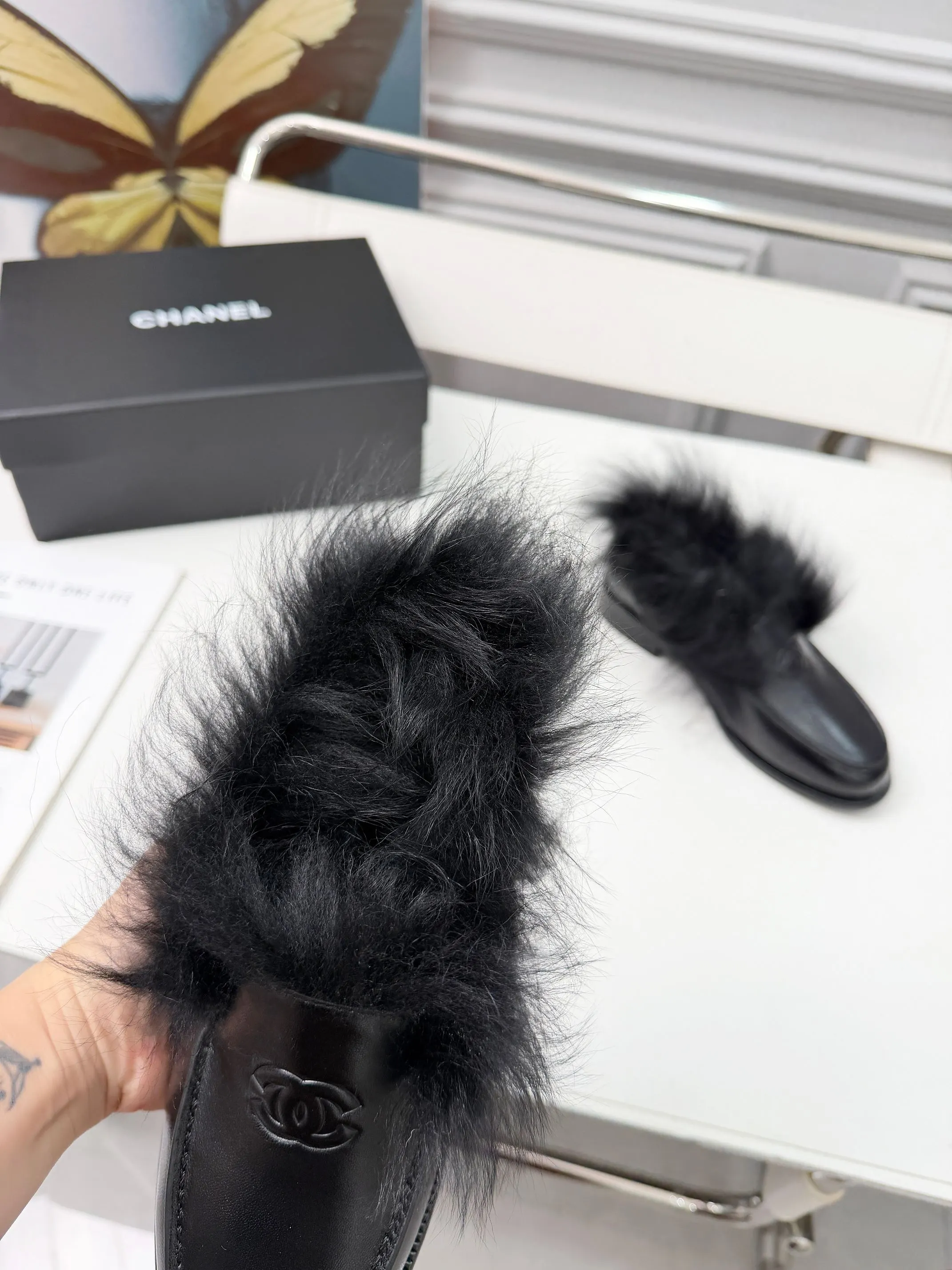 「CHANEL 25N滑雪系列」:毛绒裹住冬意,双C缀满优雅——踩进这双鞋,暖得像把初雪揉进了温柔里 上脚真的好看搭配好了巨时髦 回头率杠杠的 经典耐看简约百搭 鞋面牛皮/麂皮 内里貂毛 真皮大底 35-40,p290