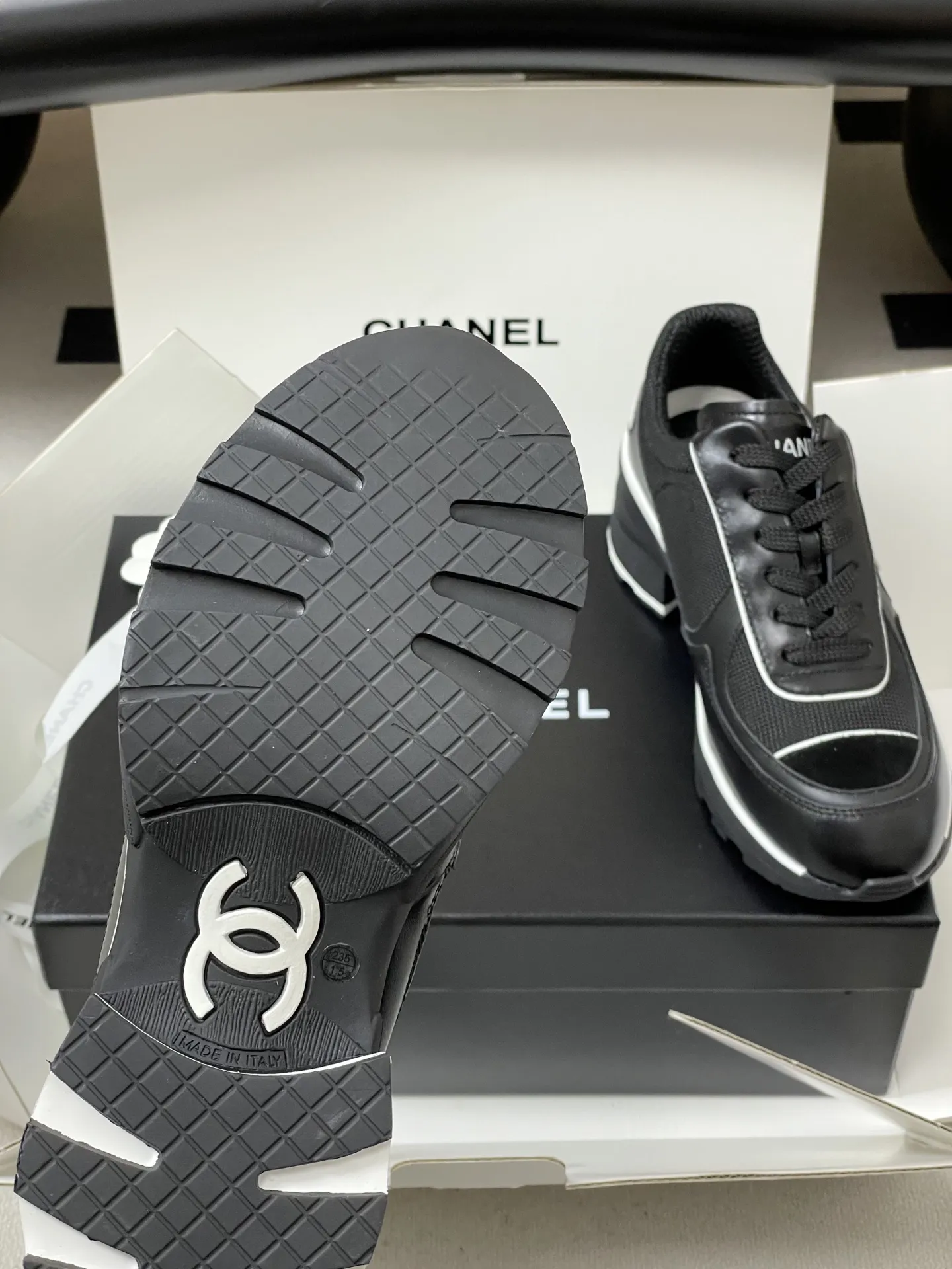 p380-莞产(配高档飞机盒✈️) Chanel 小香 25K高跟运动鞋经典大双C侧标休闲鞋黑白熊猫拼色系带运动鞋 黑白配色超经典,羊皮+织物拼接,侧面双C logo,品牌感满满+,橡胶鞋底耐磨防滑,内里羊皮柔软舒适,秋冬穿超暖和。圆头设计不挤脚,通勤休闲都OK! 挖到宝了!香奈儿黑白高帮鞋太绝了👍黑白交织的法式优雅。脚下的格调,是香奈儿给的。黑白高帮板鞋把法式优雅和街头潮流揉在一起,每一处细节都藏着匠心。日常出街踩上它,随便搭都有范儿~ 鞋面:定制小牛皮/牛反绒拼接网布 内里:小羊皮 鞋垫:透气环保布 鞋底:原版开模双色TPU组合大底 跟高:6cm 码数:35-39(40定做不退换)