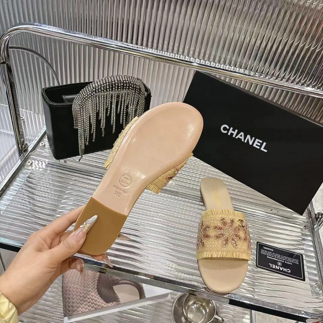 💫💫26春夏Chanel设计自带高光,经典双C标识彰显身份,小香风的精致感藏都藏不住~ 休闲不随意,精致好看,🤩上脚轻盈无负担,细节处尽显匠心,时髦精的夏日氛围感全靠它撑场✨ 🔺面料:定制草编 🔺颜色:杏色、黑色、白色 🔺码数:35-40码(41订做不退换) 🔺出厂价:220元