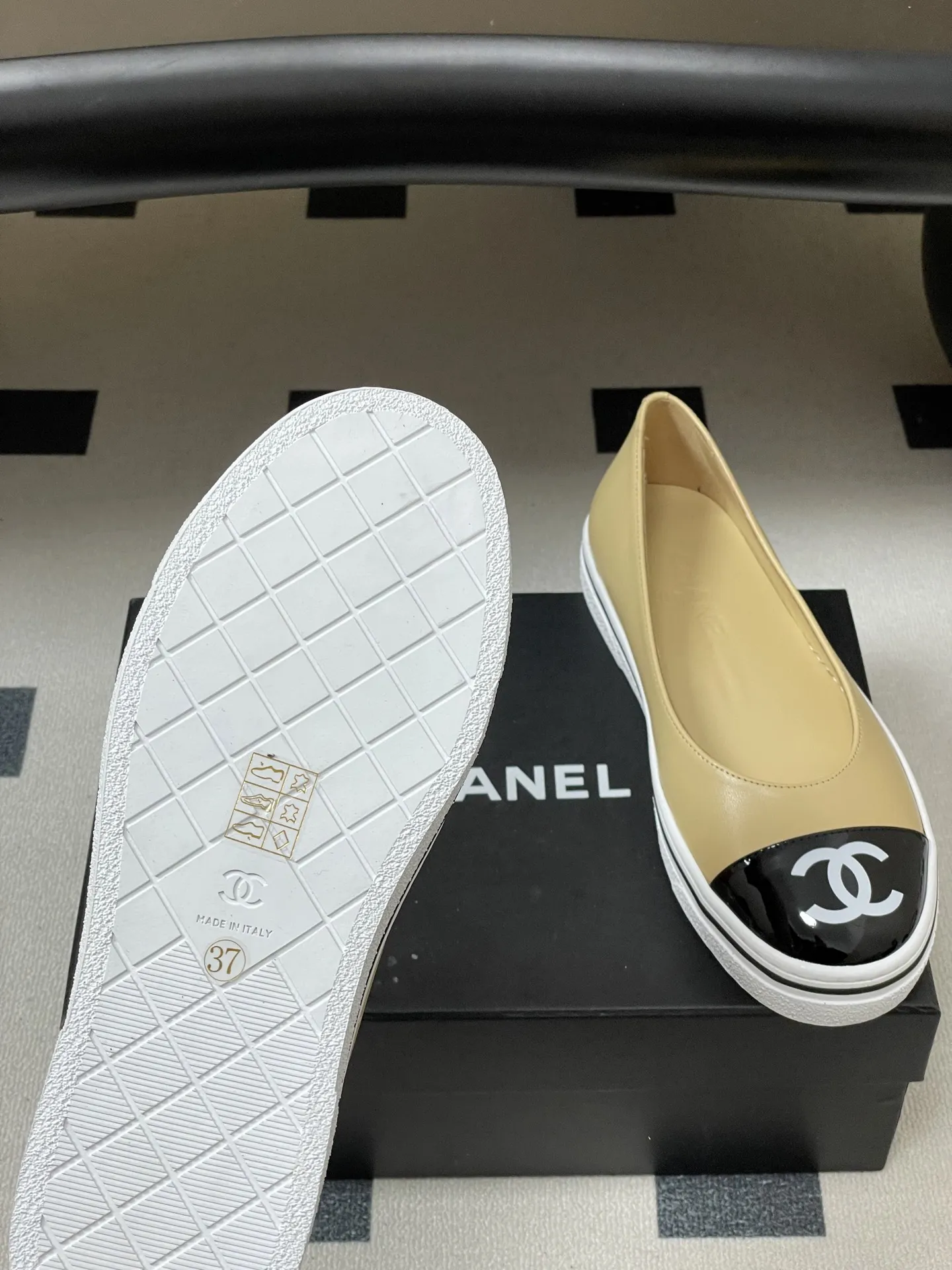p250- 2026早春新款Chanel 小香26P 休闲玛丽珍奶奶鞋经典大双C logo拼色浅口单鞋 26P爆款果然名不虚传，又美又好穿，这波必须冲！ 第一眼看似普通 上脚效果直接拉满 完全超出预想 超美 超舒服 试穿直接被拿捏，脚感轻软到像踩在云朵上，走路不累、支撑感满分。 日常暴走都毫无压力，颜值与舒适度双在线的王炸款！ 经典配色 ➕双C 大Logo 随意一搭 高级感满满 设计师大胆的将休闲鞋底➕时装小单鞋的鞋面 完美融合在一起 保留了舒适的同时又将甜酷风演绎得淋漓尽致 随便一搭 立马跃升为时尚达人！ 鞋面：定制羊皮 内里垫脚：羊皮 鞋底：开模橡胶大底 码数：35-39（34.40.41.42定做不退换）