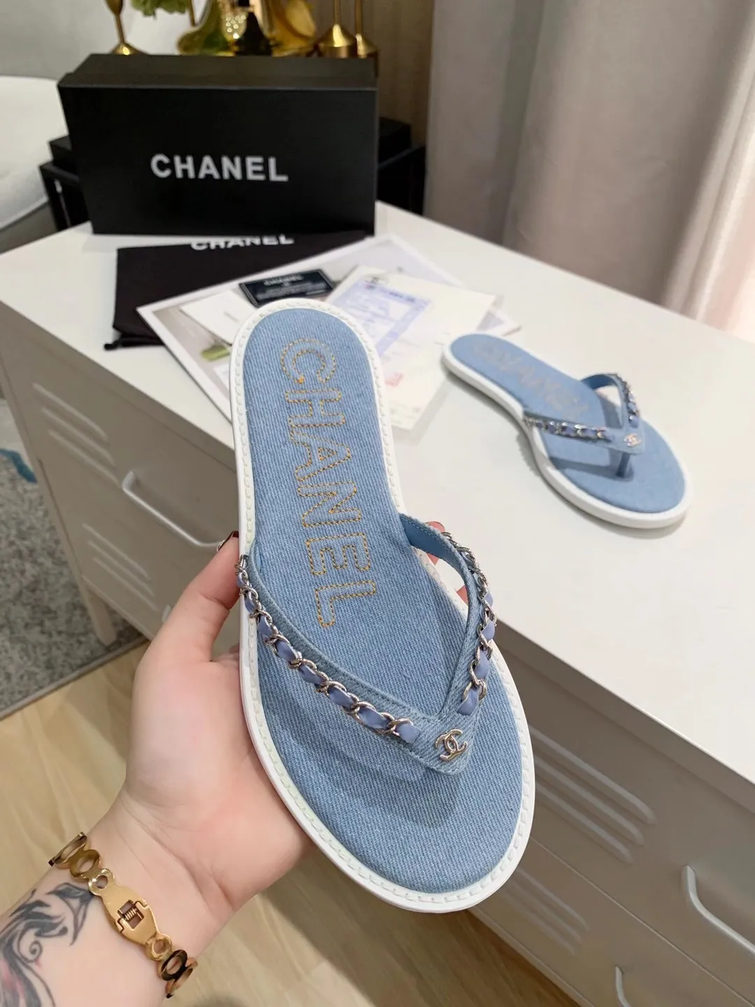 出厂价：130元 Chanel 春季新款 牛仔 链条人字拖鞋✅ 首发这个鞋我真心的心动💓 第一眼[惊讶]看到就喜欢，颜色清晰又仙气😊 而且有Chanel 家的经典元素链条搭配独家 进口牛皮🐂 颜色：牛仔蓝、深蓝 码数：35&mdash;40 （41可定做不退换） 大底：橡胶大底（防滑耐磨） 包装：配卡片、布袋、小票。