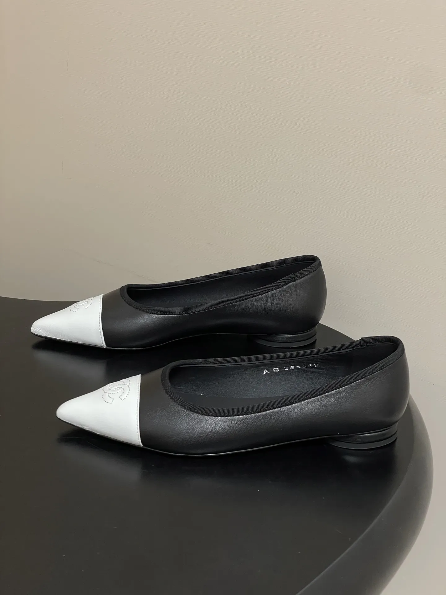 p270- 2026春夏新款Chanel小香26P尖头芭蕾舞鞋经典双拼色电绣双C平底单鞋 这款尖头有吸引到我 很喜欢鞋头的形状。以拼色美学重塑经典格调。细腻小羊皮与质感面料碰撞，撞色纹路勾勒出层次美感，复古与现代在此交融，标志性双C标识低调点缀鞋头，自带品牌辨识度与高级感。尖头设计微宽不挤脚，既拉长腿部线条显纤细，又兼顾行走舒适度，不管是搭配西装裤的职场通勤，还是配连衣裙的法式约会，都能以优雅姿态踏出每一步，成为造型中的点睛奢品！ 鞋面：小羊皮 内里垫脚：羊皮 鞋底：意大利真皮大底 码数：35-39（40.41定做不退换）