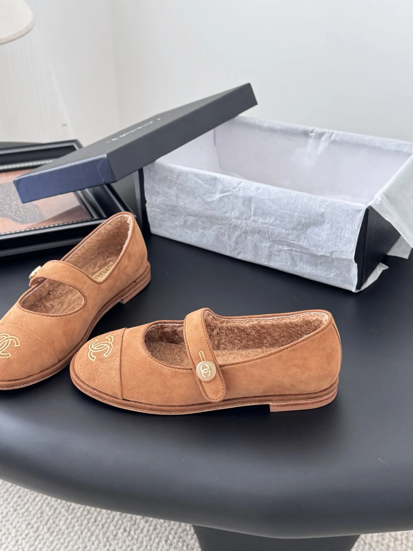 P 250 Chanel 25B秋冬新款毛茸茸玛丽珍单鞋 泰迪毛毛鞋 很舒服诶 美拉德棕色还是很适合秋冬的~ 鞋面麂皮/牛皮 内里皮毛一体 真皮大底 Size:35-39 其他码数定做