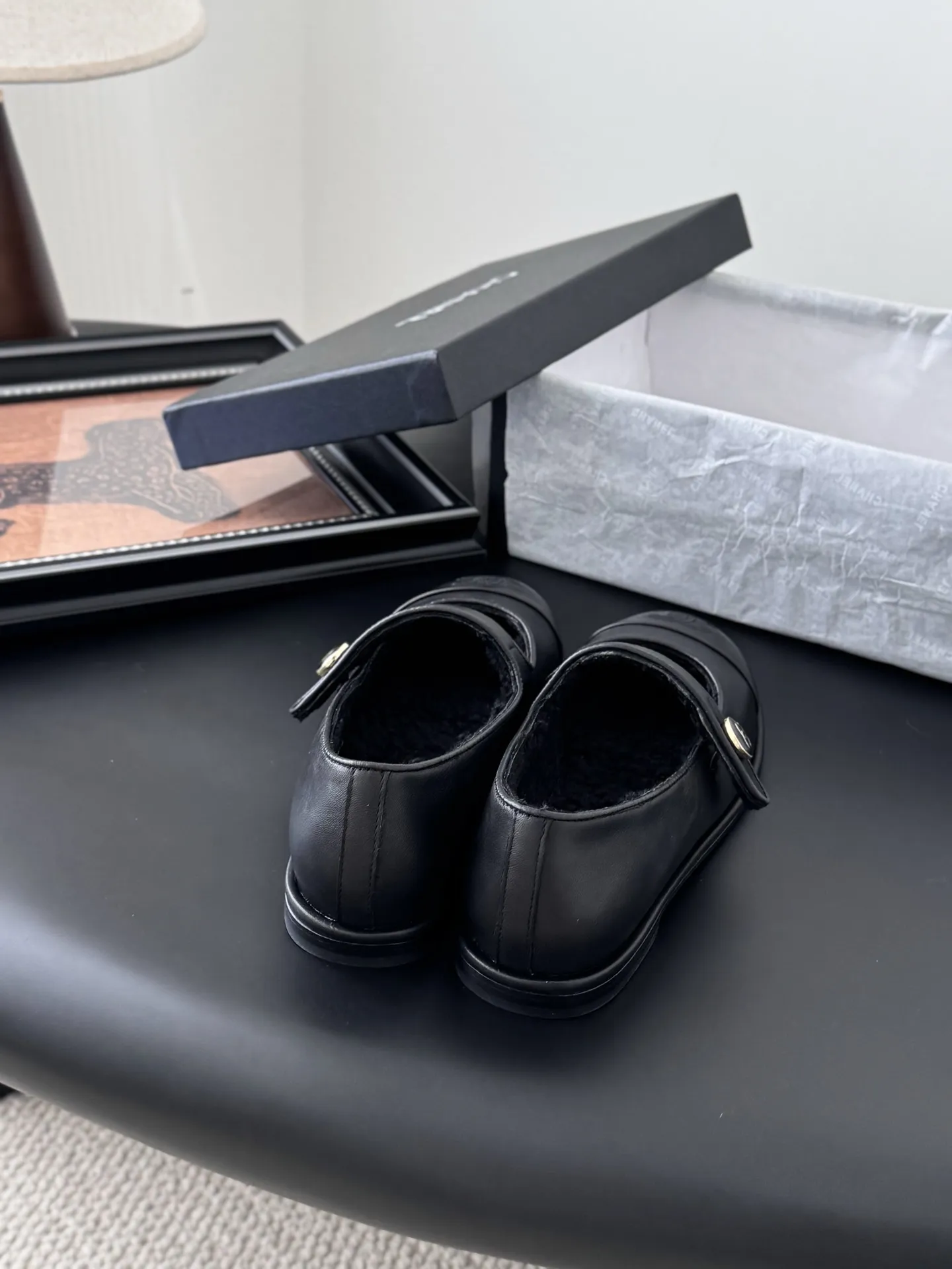 P 250 Chanel 25B秋冬新款毛茸茸玛丽珍单鞋 泰迪毛毛鞋 很舒服诶 美拉德棕色还是很适合秋冬的～ 鞋面麂皮/牛皮 内里皮毛一体 真皮大底 Size:35-39 其他码数定做