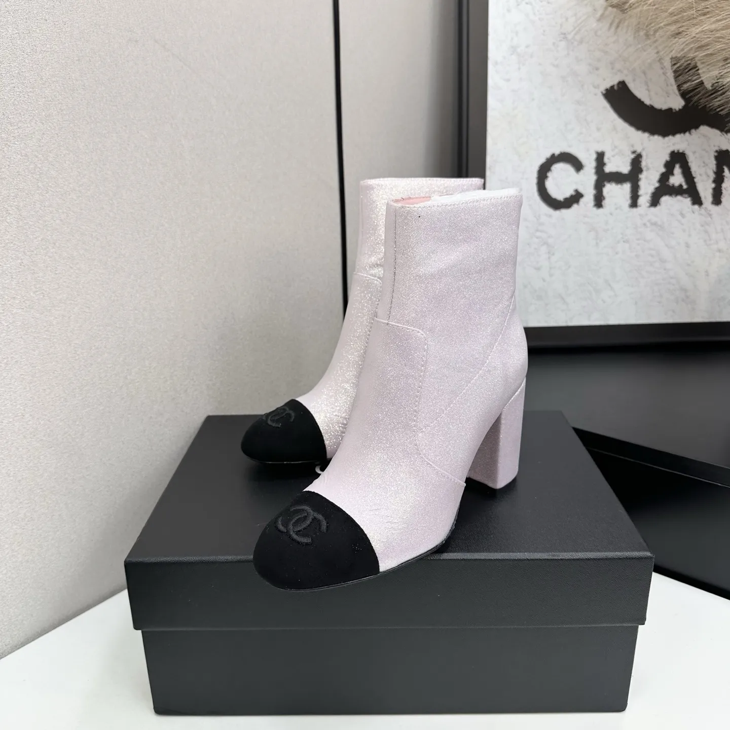 CHANEL香奈儿小香经典拼色粗跟后拉链短靴 这双靴子巧妙融合品牌标志性元素 以大胆而和谐的拼色设计 打破常规 鞋跟处精致的双C 低调奢华 彰显品牌底蕴 。 无论是搭配简约连衣裙展现优雅气质 还是与个性牛仔裤组合打造休闲时尚风 它都能轻松驾驭 为整体造型注入高级时尚感。 面料采用原版定制材质 内里垫脚均为羊皮 意大利进口真皮大底 size:35-39(40/41定制) P320