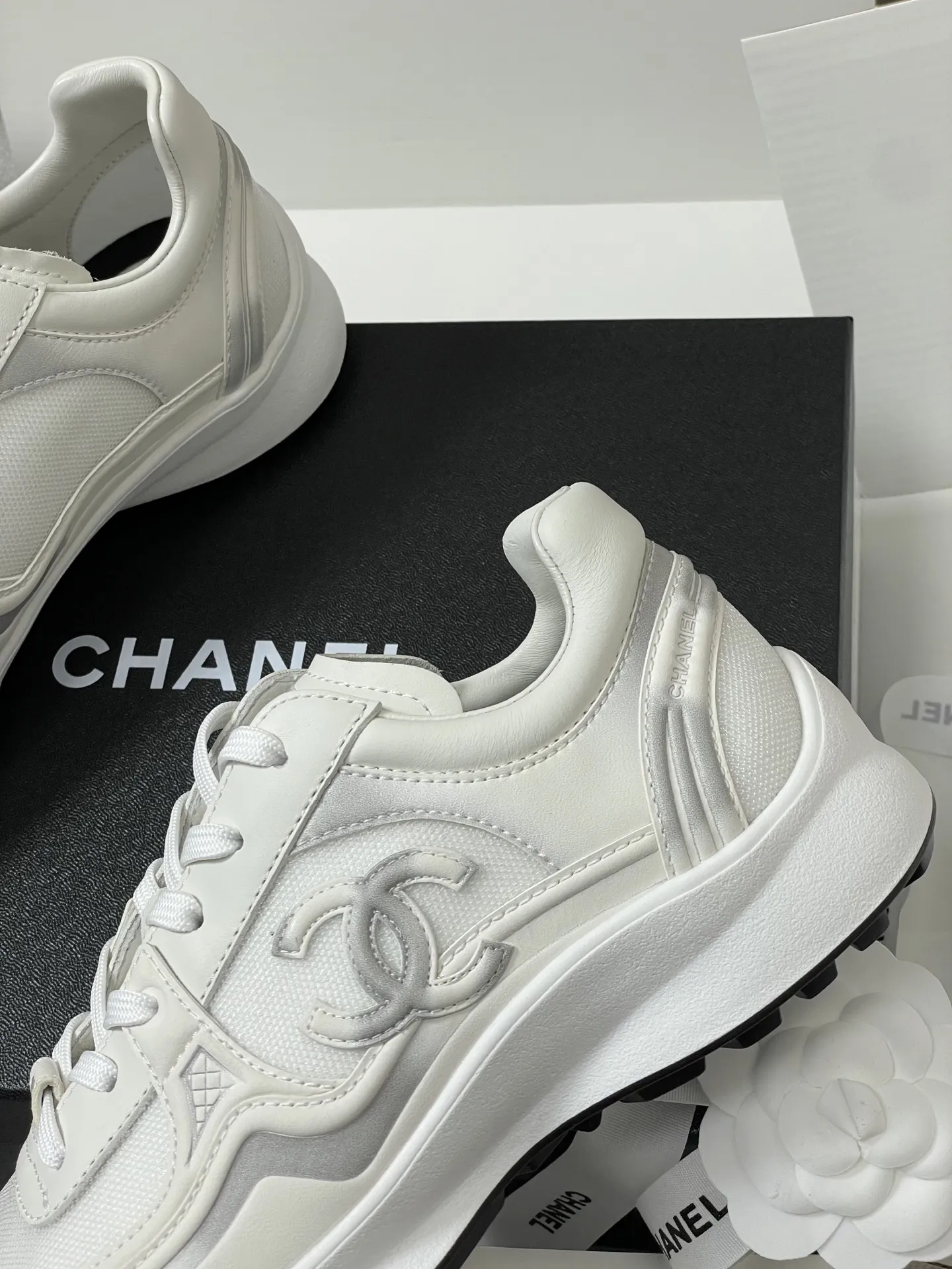 p380-莞产(配高档飞机盒✈️) Chanel 小香26C专柜早春秀款 断货王炸款! 最新🆕渐变双C网面运动鞋 白色透气网纱面休闲鞋厚底老爹鞋 Chanel的白色运动鞋是品牌的经典单品之一,以其优雅与舒适兼备的特点,深受全球时尚人士的喜爱。它们完美融合了香奈儿的标志性元素与运动休闲风,侧面镂空设计,双C Logo在鞋头或鞋侧。线条流畅,非常显脚瘦,百搭且舒适。优质皮革+经典双C Logo,简约又有辨识度。厚底设计,穿着舒适还能悄悄增高,日常通勤、逛街都超适合👟白色百搭,牛仔裤、裙装都能轻松驾驭,时尚又实用!26C系列延续香奈儿精致工艺,耐穿又时髦,是潮流爱好者必入单品 鞋面:定制小牛皮拼接网纱 内里垫脚:1:1科技面料保暖性透气性 鞋底:原版开模TPU组合大底(鞋底厚实有弹性,带有防滑齿纹) 码数:35-39(40定做不退换)