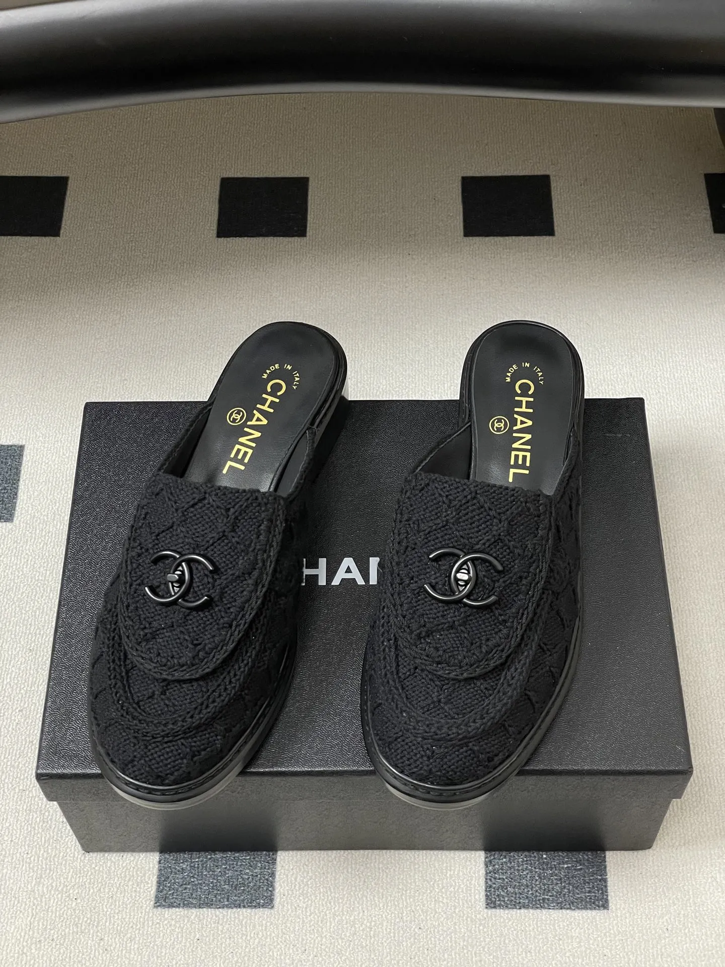 p270- 26Fw春夏新款Chanel香奈儿度假风小香针织刺绣经典双C logo包头半拖凉拖鞋经典书包扣翻盖菱格穆勒鞋 鞋面装饰双C扣标志,是小香的经典设计符号,兼具精致感与品牌辨识度。编织穆勒鞋,经典无后跟设计,编织鞋面+双C Logo,品牌感满满!简约大气,百搭不挑人。春夏季节搭裙装或休闲裤都很出彩,轻松切换多种风格,时髦又实用~ 鞋面:混种羊皮/针织棉线 内里垫脚:羊皮 鞋底:意大利真皮大底 码数:35-39(40.41定做不退换)