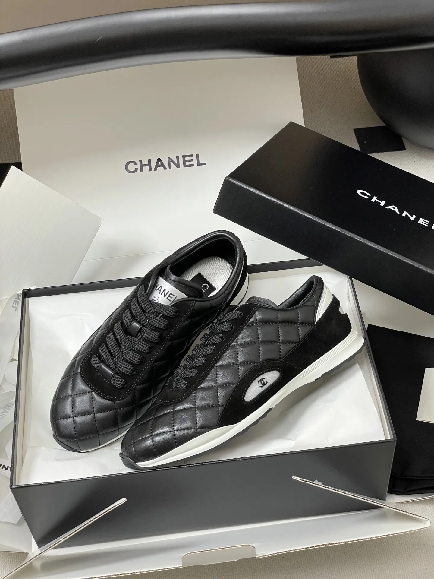 p370-莞产(配高档飞机盒✈️) Chanel 小香 26C早春新款经典菱格系带运动鞋双C微标德训鞋休闲小白鞋 26c菱格运动鞋混搭神器Chanel Sneaker菱格纹绗缝设计,这是香奈儿最经典的标志之一 鞋面堪称点睛之笔,羊皮菱格纹肌理极具质感,羊皮材质打造的菱格颗粒饱满立体,每一个菱格的纹路都充盈且富有弹性,手触上去能清晰感受到皮革的软糯与菱格的挺括,经典的绗缝工艺让菱格的轮廓线条利落又圆润,再搭配鞋侧低调的双C标识,既保留了香奈儿标志性的优雅! 鞋面:定制小羊皮/牛反绒 内里:小羊皮 鞋垫:透气环保网布 鞋底:原版开模双色TPU组合大底 码数:35-39(40定做不退换)