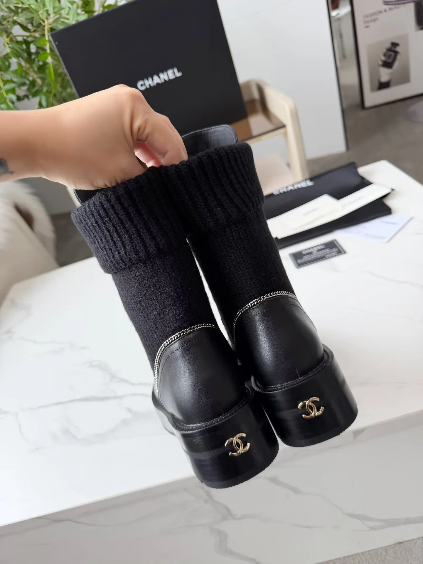 出厂价:330元 秋冬新款Chanel 香奈儿 踝靴原版开模✅ 绑带设计穿脱超级方便,鞋头Logo电绣 鞋舌也是金属品牌Logo 面料:牛皮 内里/垫脚:牛里 采用组合大底制作 颜色:黑色、蓝色(3个版面任选) 码数:35—42(41、42头需定做) 包装:布袋 卡片