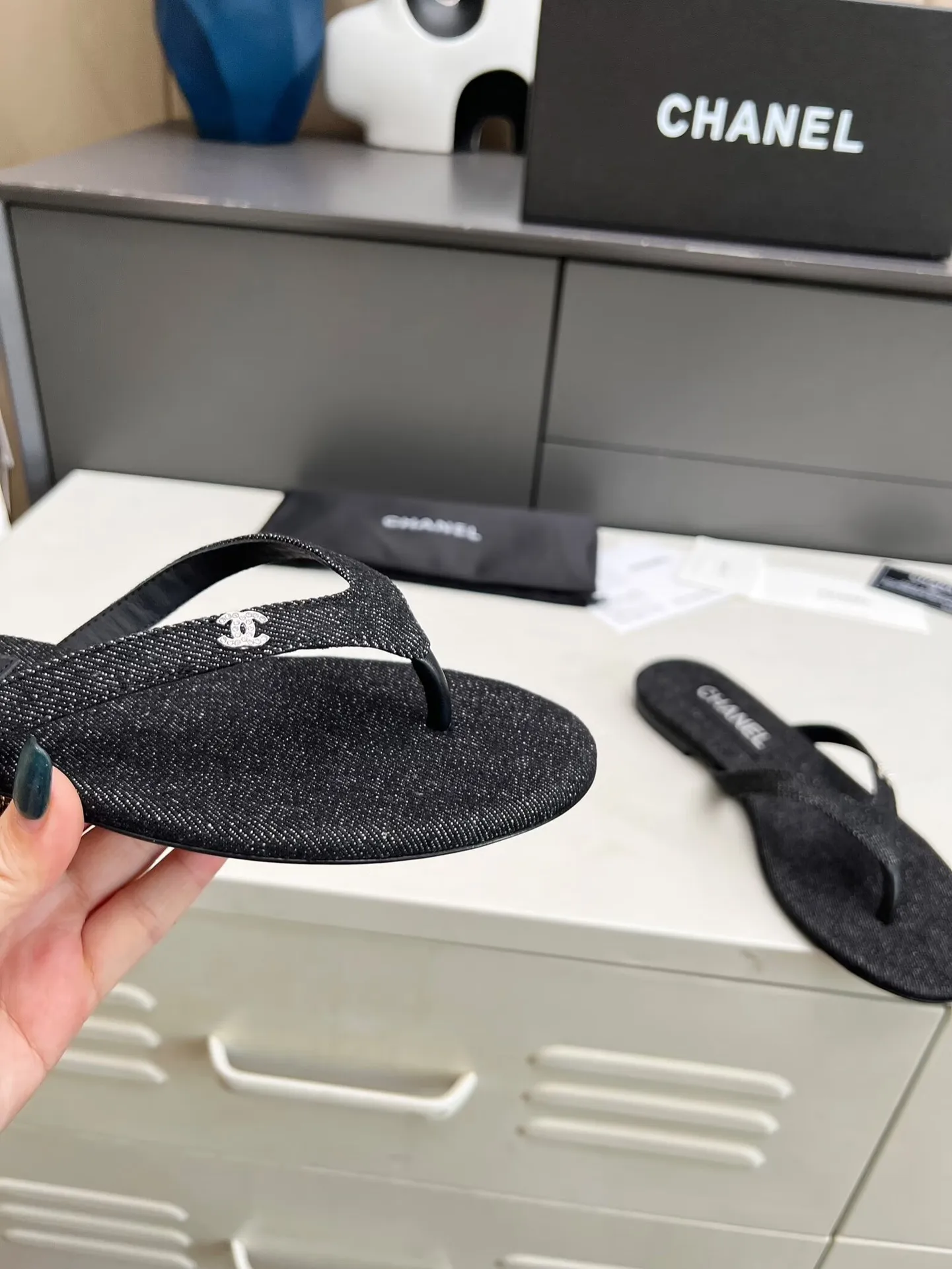 出厂价：180元 Chanel 春夏新款 真皮大底人字拖鞋✅ 首发这个鞋我真心的心动💓 第一眼[惊讶]看到就喜欢，😊 而且有Chanel 家的经典元素钻石Logo💎 面料：进口牛皮🐂 牛仔布 、天鹅绒 内里：牛里 颜色：黑色 码数：35&mdash;41（41可定做不退换） 大底：采用真皮大底制作 包装：配卡片、布袋