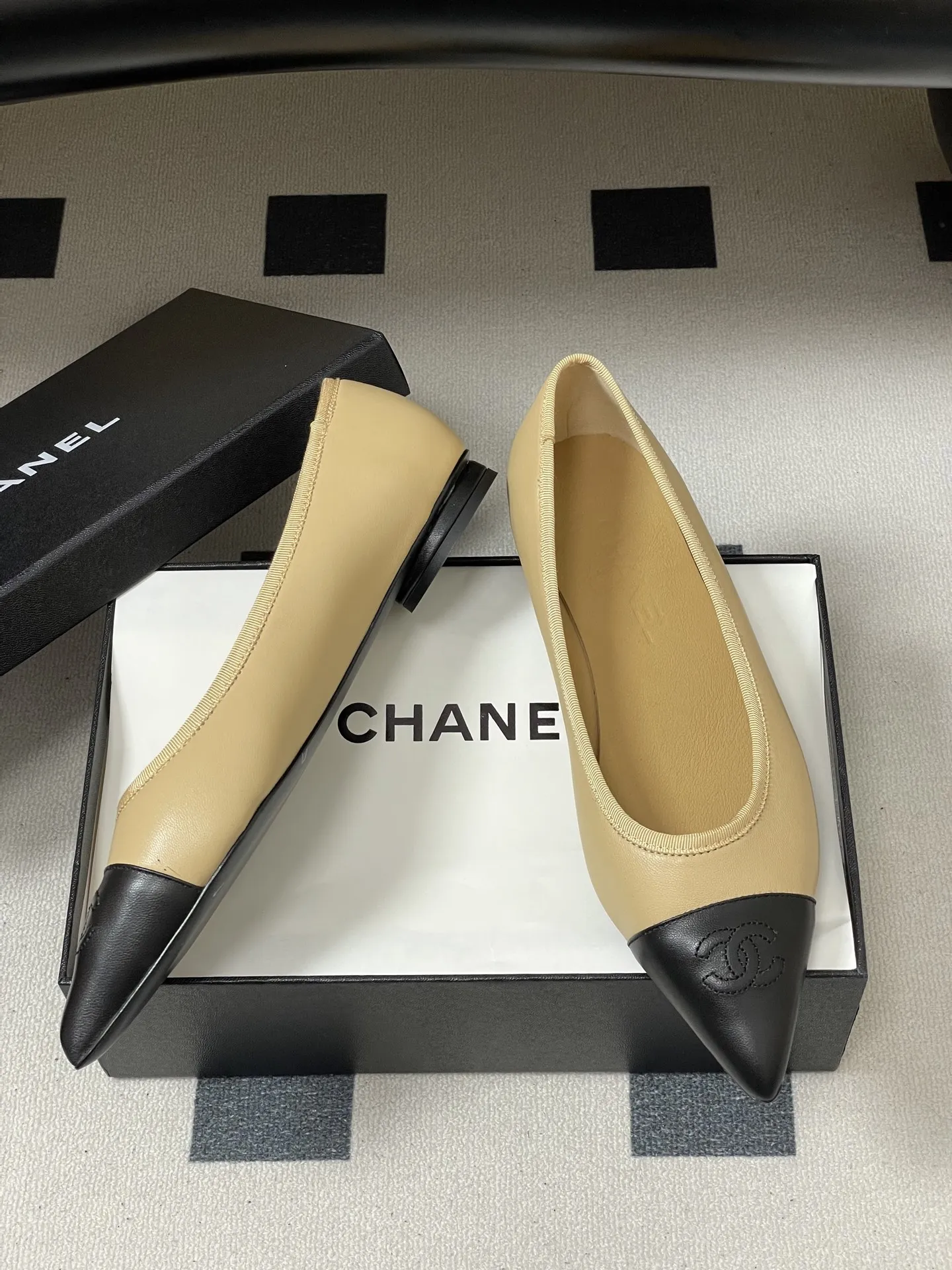 p270- 2026春夏新款Chanel小香26P尖头芭蕾舞鞋经典双拼色电绣双C平底单鞋 这款尖头有吸引到我 很喜欢鞋头的形状。以拼色美学重塑经典格调。细腻小羊皮与质感面料碰撞，撞色纹路勾勒出层次美感，复古与现代在此交融，标志性双C标识低调点缀鞋头，自带品牌辨识度与高级感。尖头设计微宽不挤脚，既拉长腿部线条显纤细，又兼顾行走舒适度，不管是搭配西装裤的职场通勤，还是配连衣裙的法式约会，都能以优雅姿态踏出每一步，成为造型中的点睛奢品！ 鞋面：小羊皮 内里垫脚：羊皮 鞋底：意大利真皮大底 码数：35-39（40.41定做不退换）