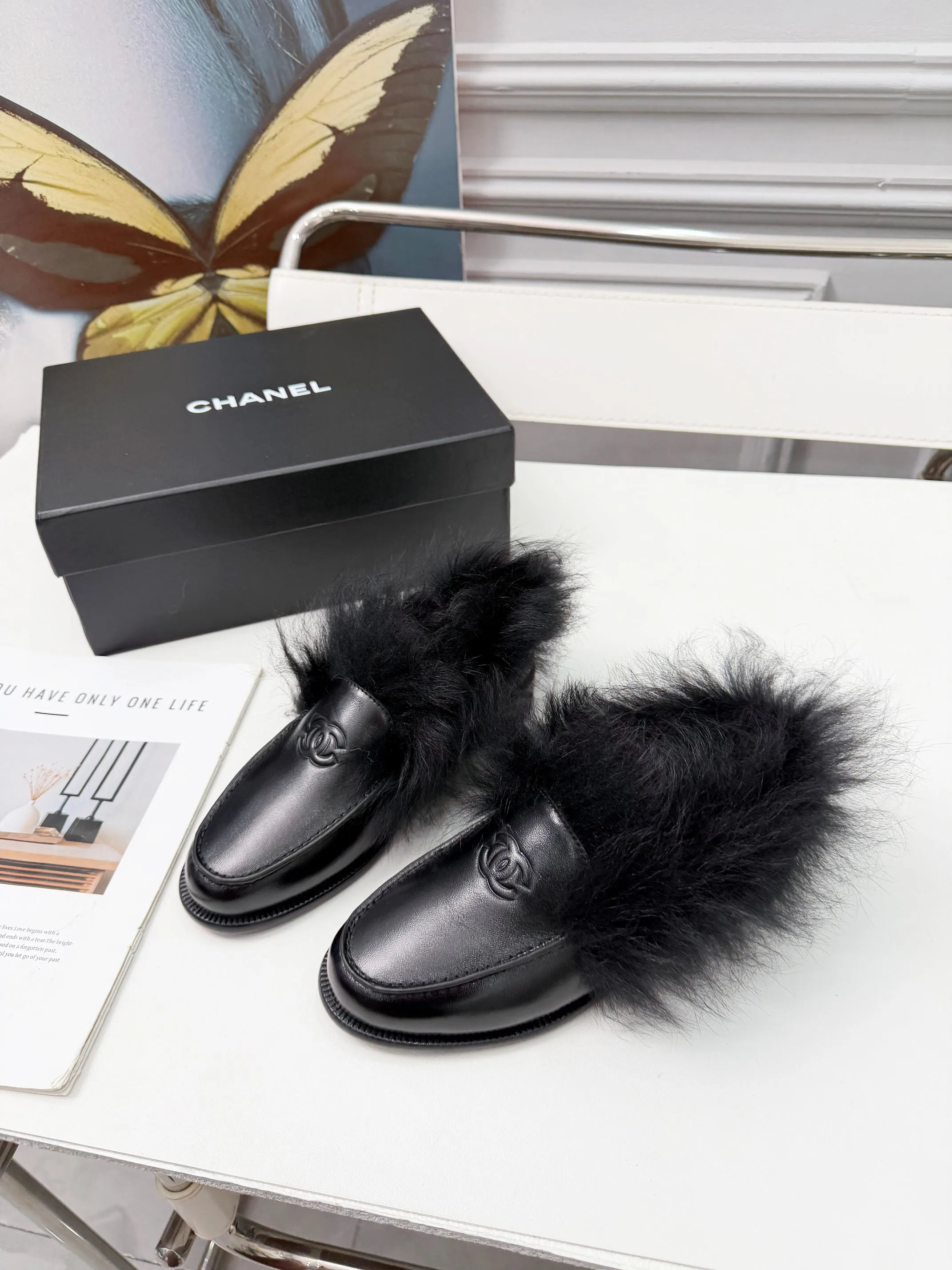 「CHANEL 25N滑雪系列」：毛绒裹住冬意，双C缀满优雅&mdash;&mdash;踩进这双鞋，暖得像把初雪揉进了温柔里 上脚真的好看搭配好了巨时髦 回头率杠杠的 经典耐看简约百搭 鞋面牛皮/麂皮 内里貂毛 真皮大底 35-40，p290