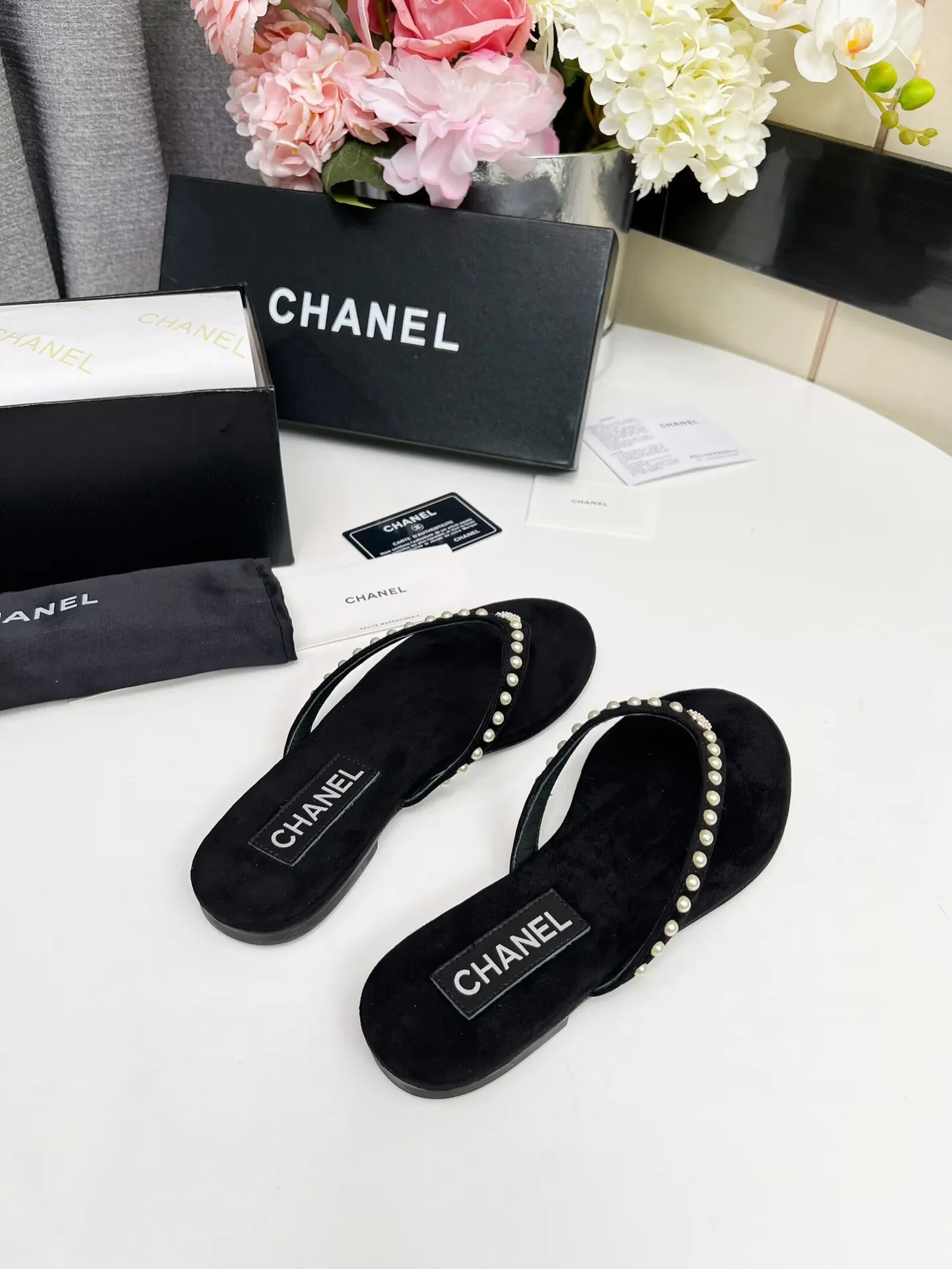 出厂价：200元 Chanel 春夏新款 真皮大底人字拖鞋✅ 首发这个鞋我真心的心动💓 第一眼[惊讶]看到就喜欢，😊 而且有Chanel 家的经典元素钻石Logo💎 面料:双面绒 内里：牛里 颜色：黑色 码数：35&mdash;41（41可定做不退换） 大底：采用真皮大底制作 包装：配卡片、布袋