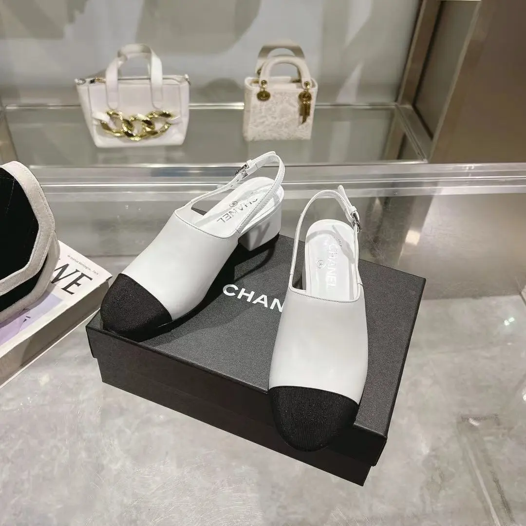 𝐂𝐇𝐀𝐍𝐄𝐋★小香 春夏新品 专柜新款凉鞋电绣永不褪去的经典元素 💋展现与众不同的穿搭风格美到无话可说 夏季必入款&hellip;&hellip; 鞋面：进口羊皮 内里：混种羊皮 跟高：5cm 大底：意大利真皮大底 鞋码: 35-39（40、41 42定制不退换） 出厂价:250