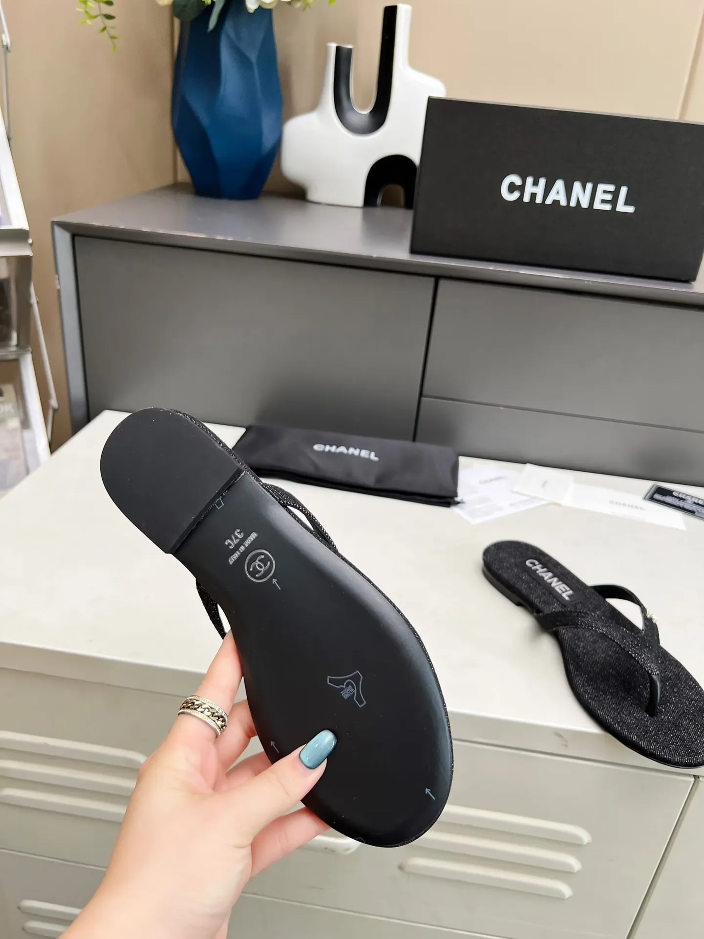 出厂价：180元 Chanel 春夏新款 真皮大底人字拖鞋✅ 首发这个鞋我真心的心动💓 第一眼[惊讶]看到就喜欢，😊 而且有Chanel 家的经典元素钻石Logo💎 面料：进口牛皮🐂 牛仔布 、天鹅绒 内里：牛里 颜色：黑色 码数：35&mdash;41（41可定做不退换） 大底：采用真皮大底制作 包装：配卡片、布袋