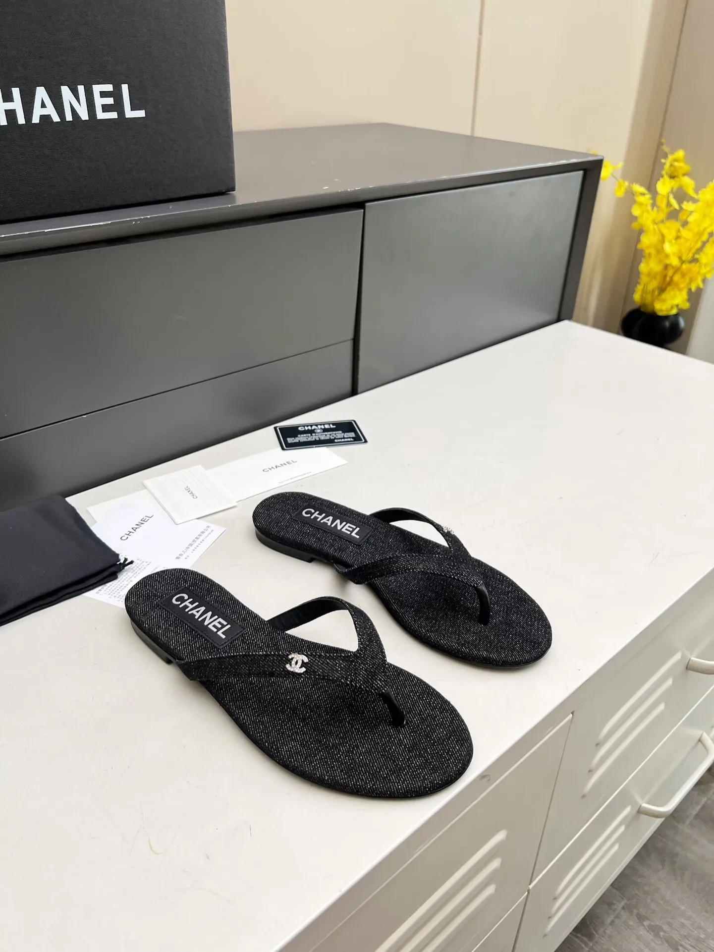 出厂价：180元 Chanel 春夏新款 真皮大底人字拖鞋✅ 首发这个鞋我真心的心动💓 第一眼[惊讶]看到就喜欢，😊 而且有Chanel 家的经典元素钻石Logo💎 面料：进口牛皮🐂 牛仔布 、天鹅绒 内里：牛里 颜色：黑色 码数：35&mdash;41（41可定做不退换） 大底：采用真皮大底制作 包装：配卡片、布袋
